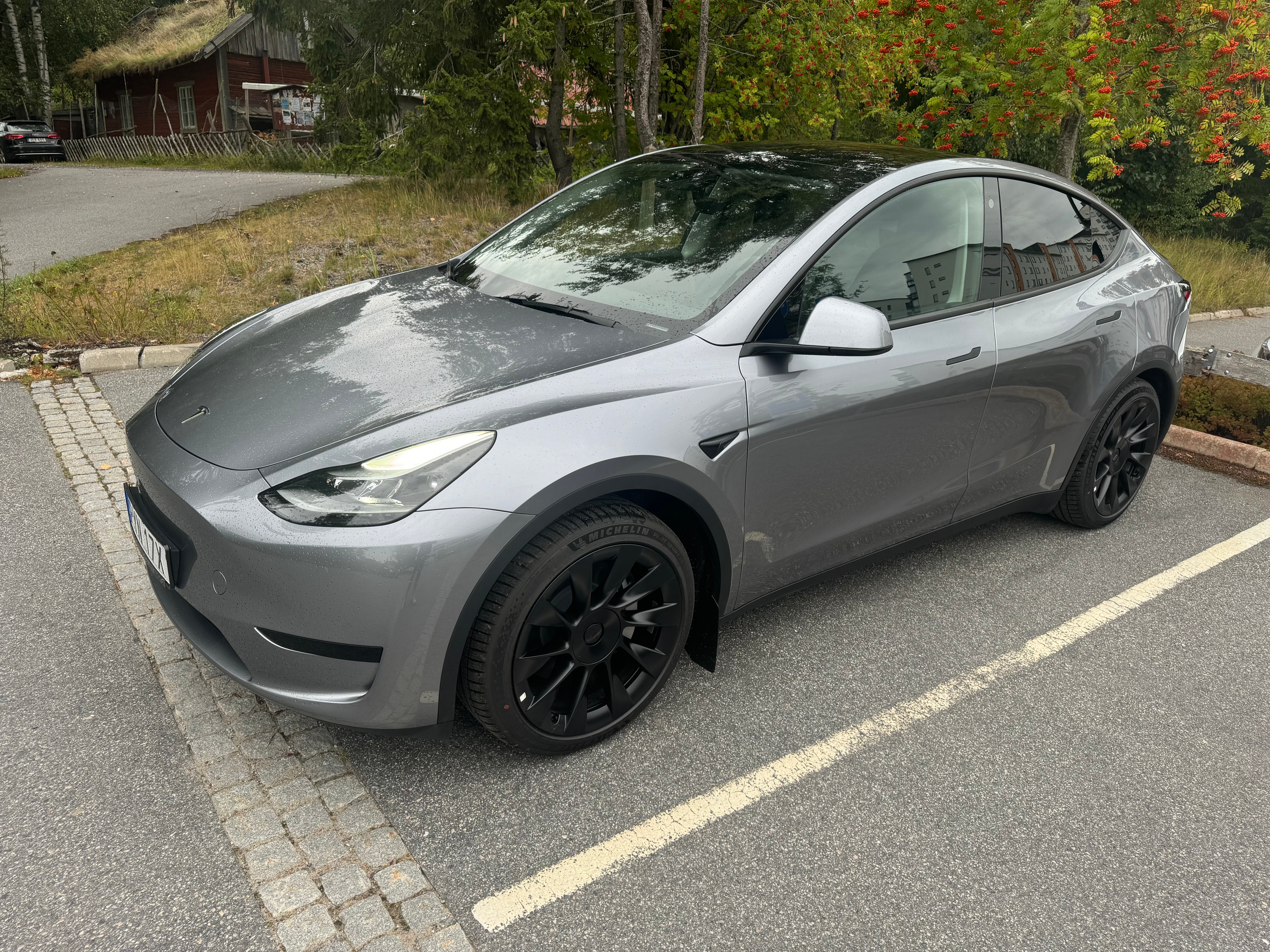 Tesla Model Y Standard Range RWD 2024, bild 3/3