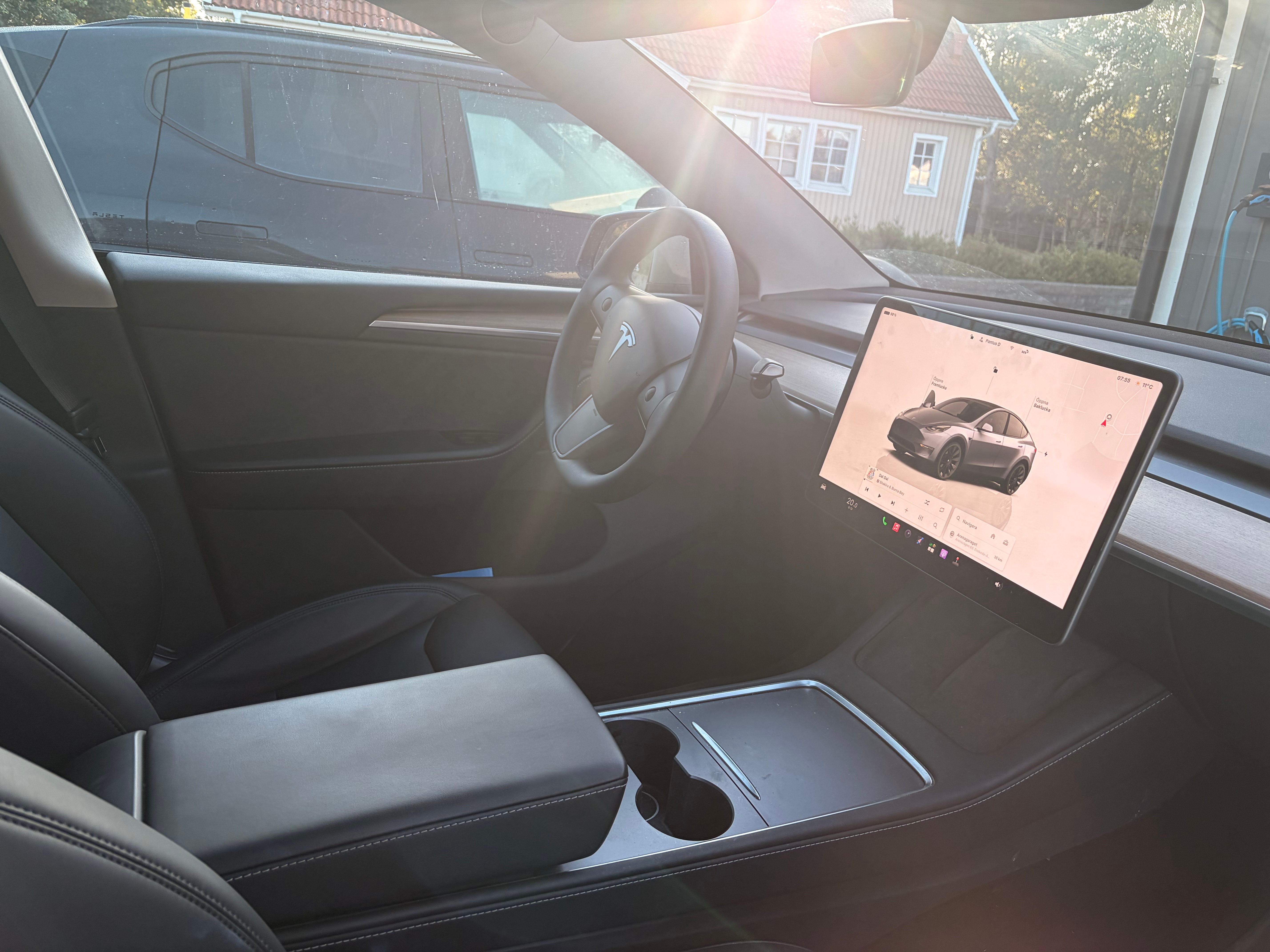 Tesla Model Y Standard Range RWD 2024, bild 2/3