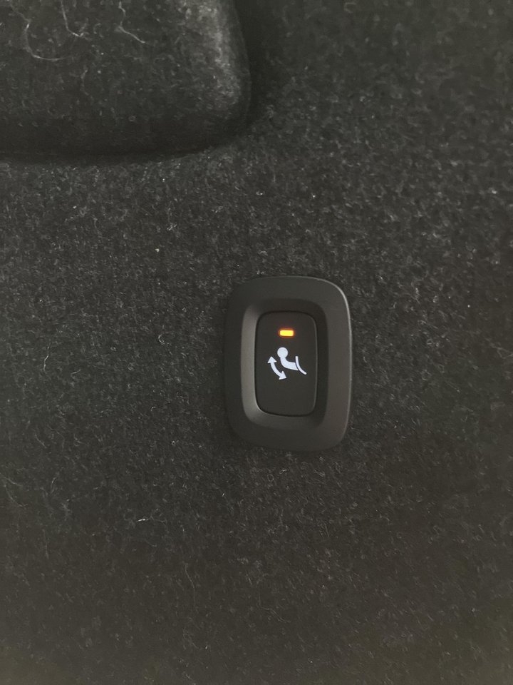 Volvo XC40 B3 FWD Bensin Plus Dark 2025, photo 7/10