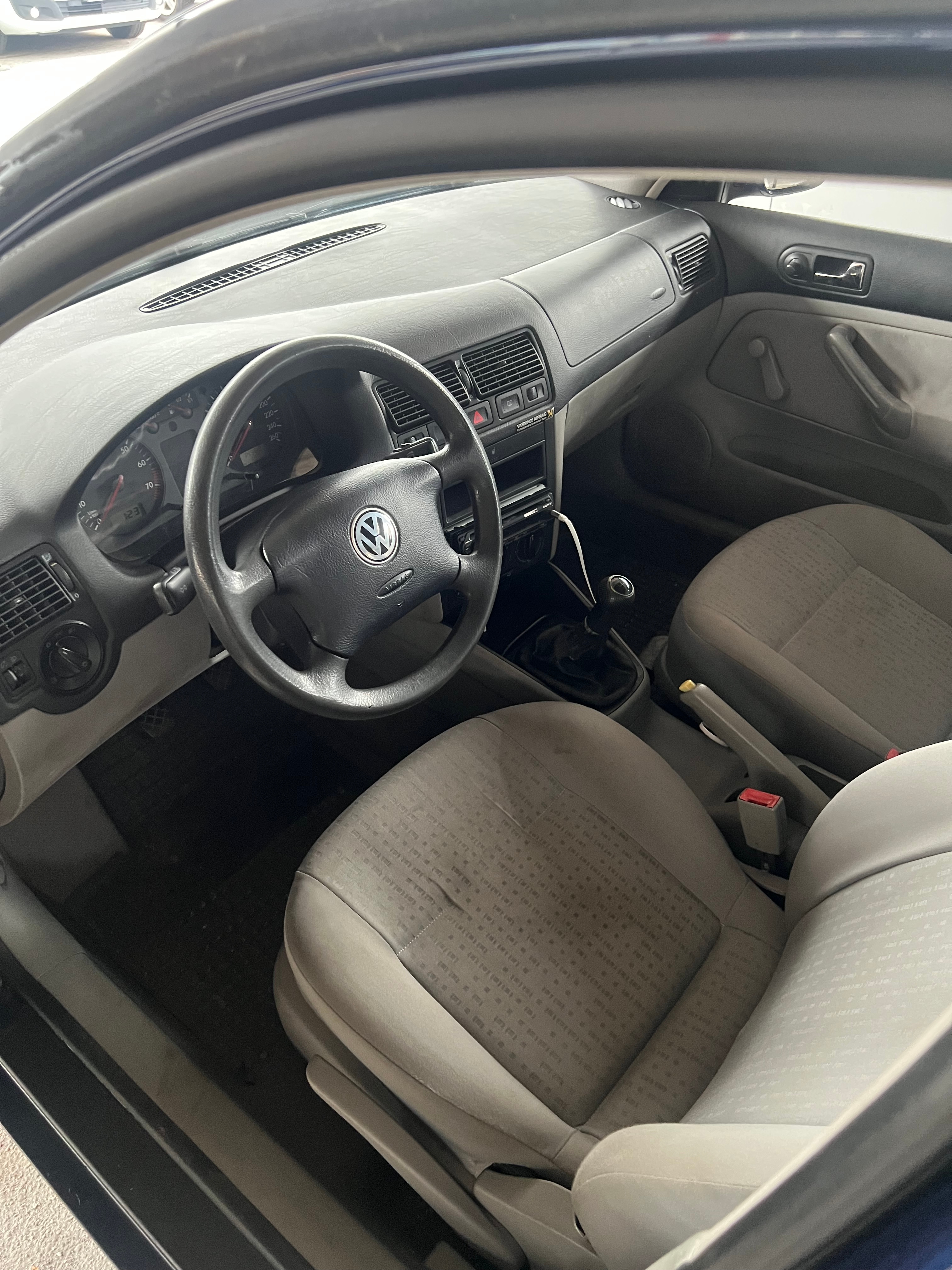 Volkswagen Golf 1.6 2002, kuva 2/9