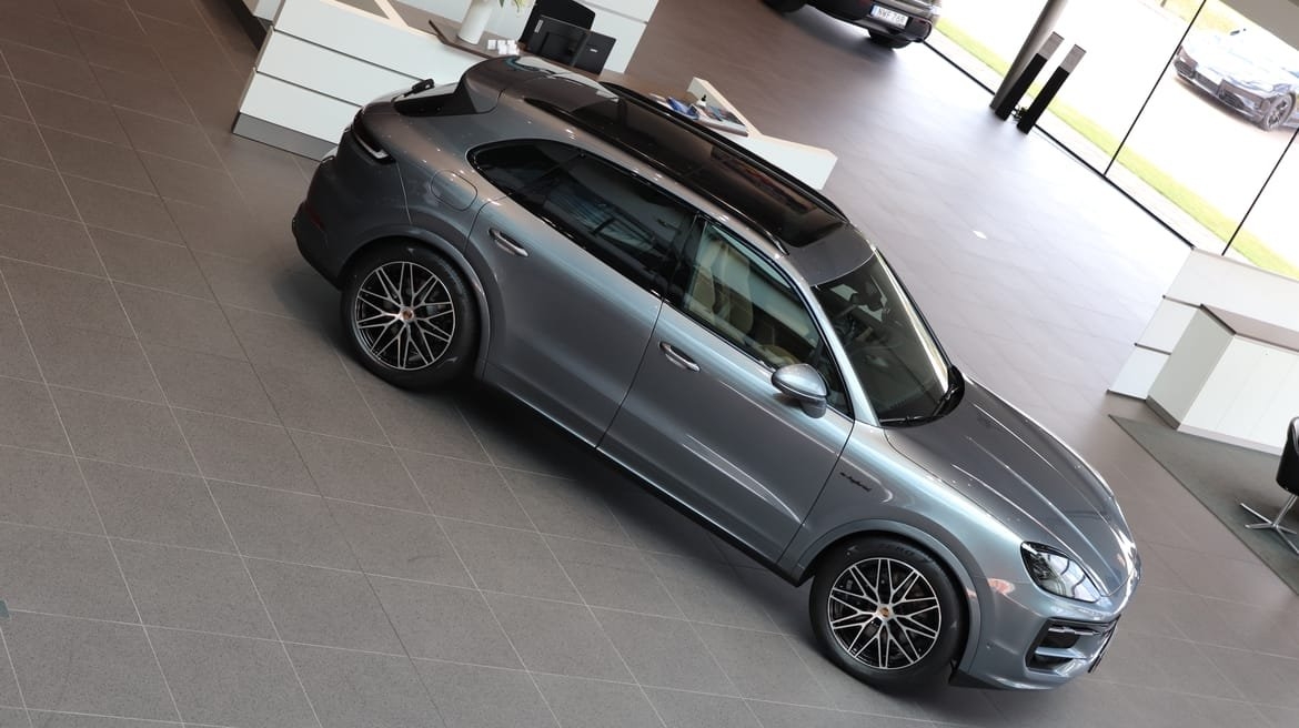 Porsche Cayenne E-Hybrid Black Edition 2026, photo 3/10