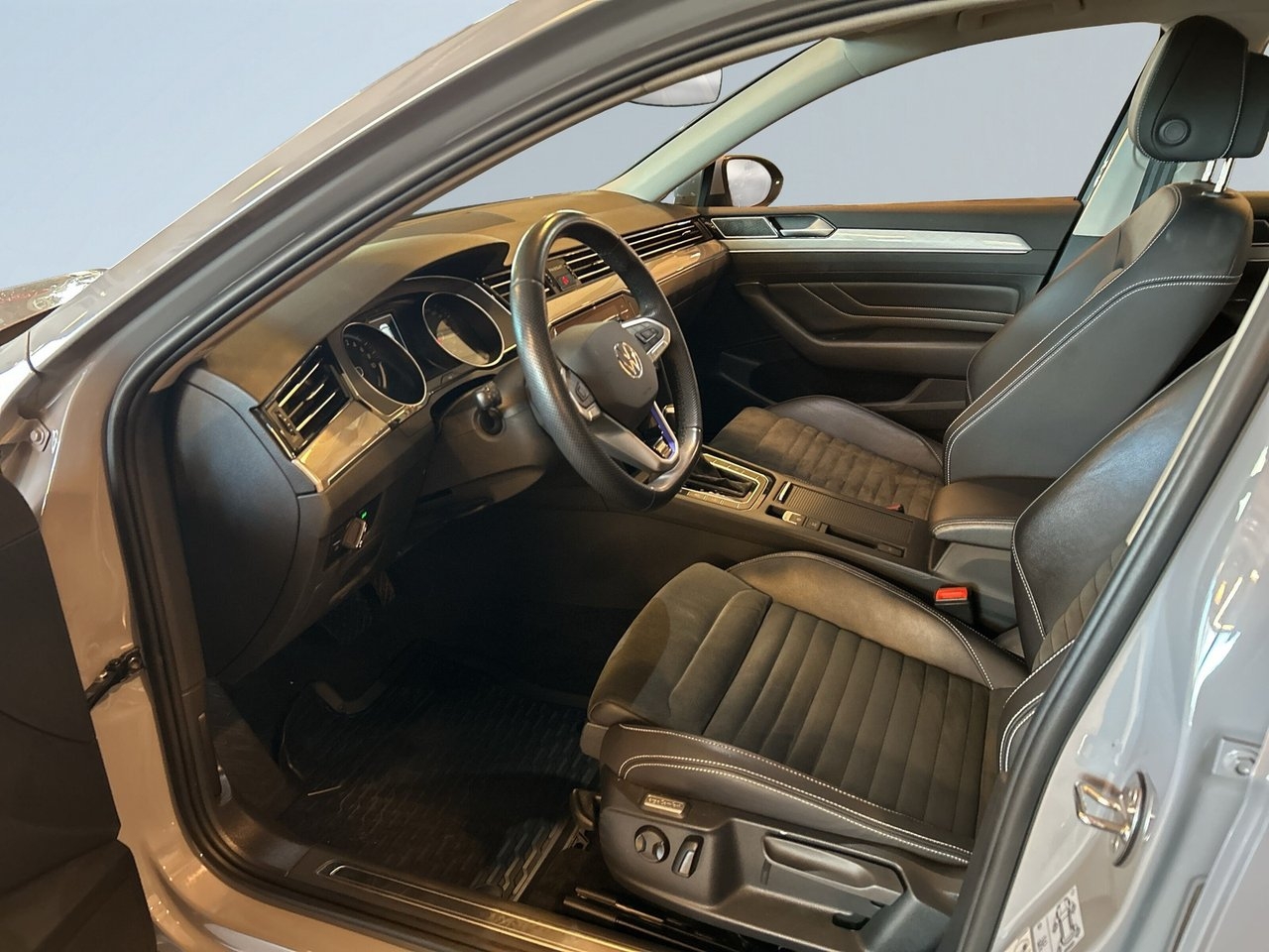 Volkswagen Passat 2023, bild 7/19