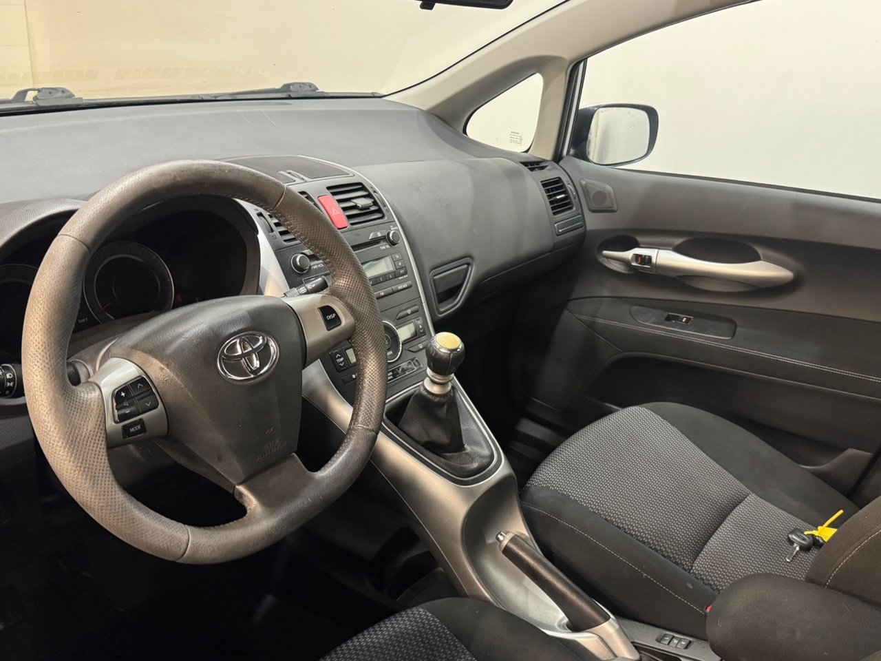 Toyota Auris 2011, bild 4/5
