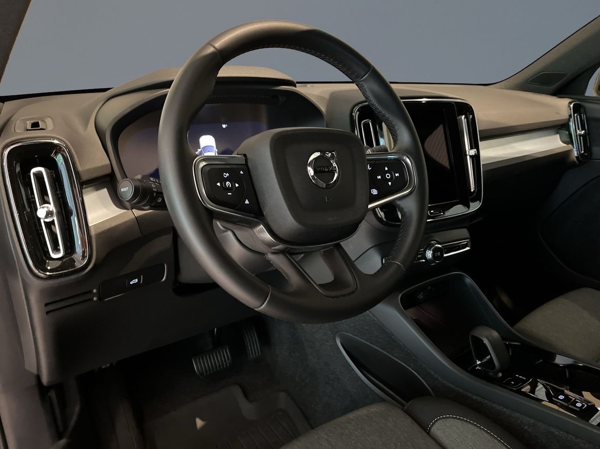 Volvo XC40 B3 FWD Bensin Plus Dark 2025, photo 5/15