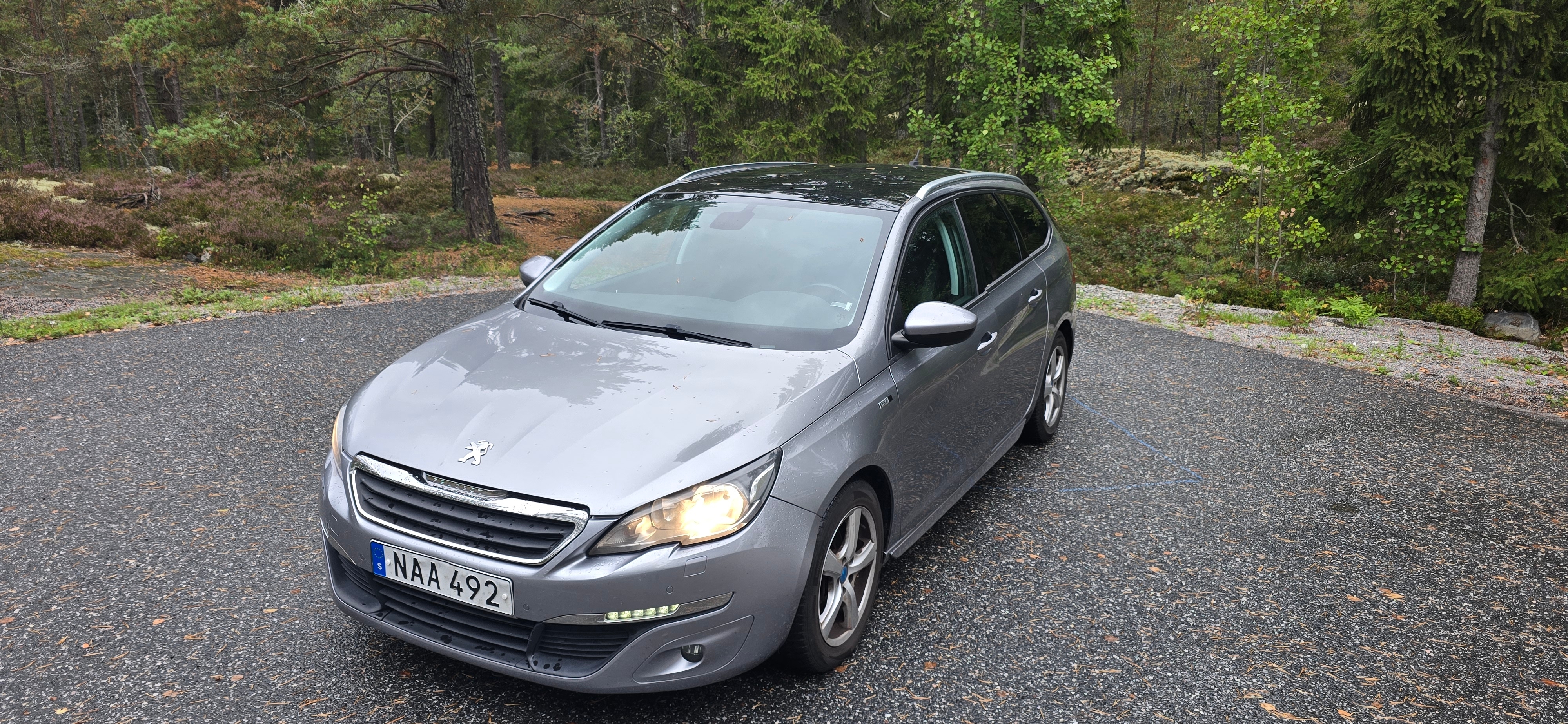Peugeot 308 SW 1.2 PureTech 110 Manuell 2016, bild 2/10