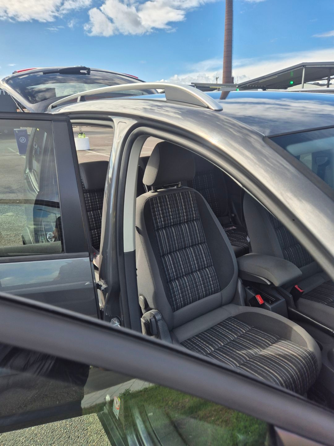 Volkswagen Touran 2011, bild 5/6