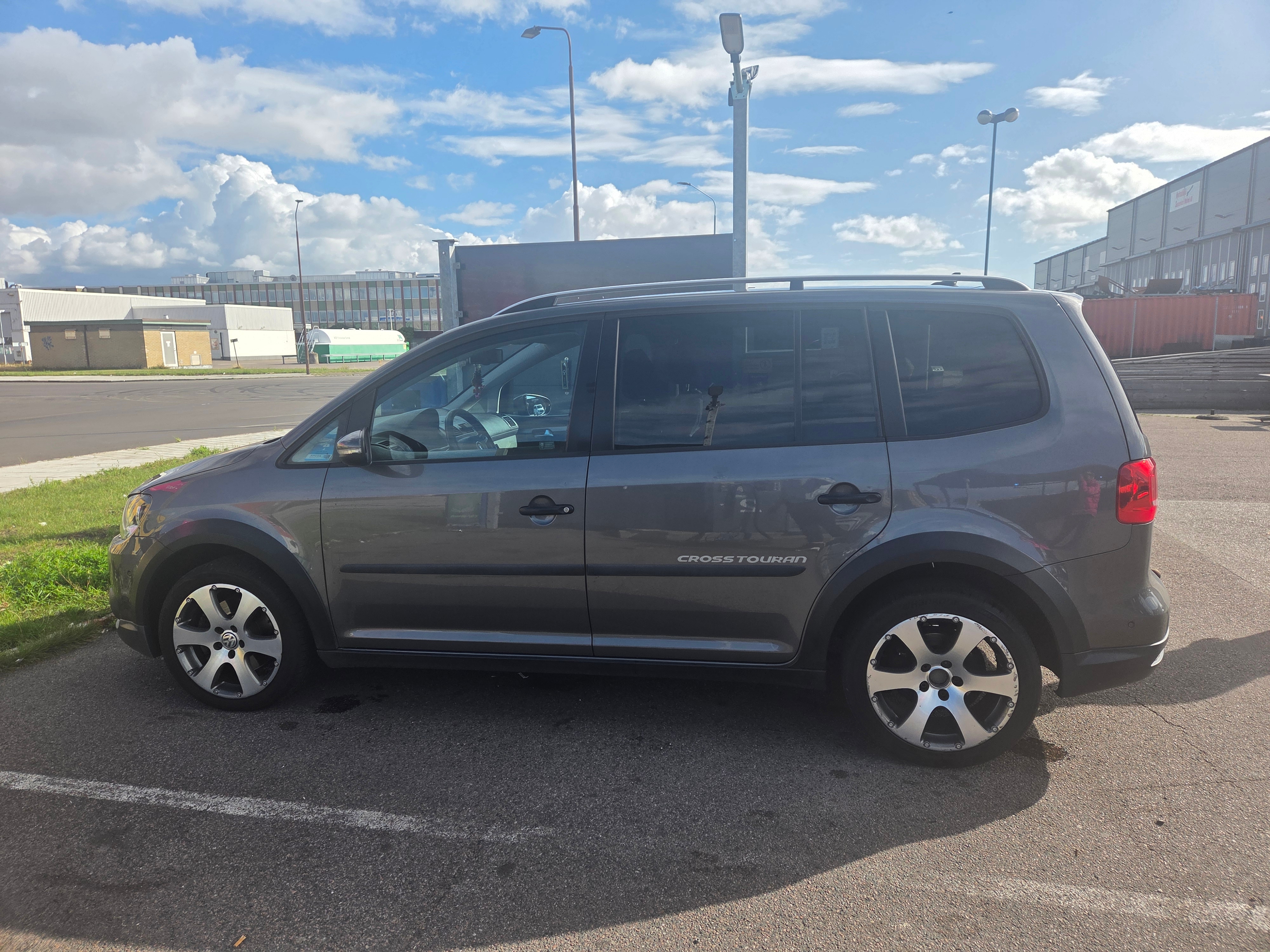Volkswagen Touran 2011, bild 2/6
