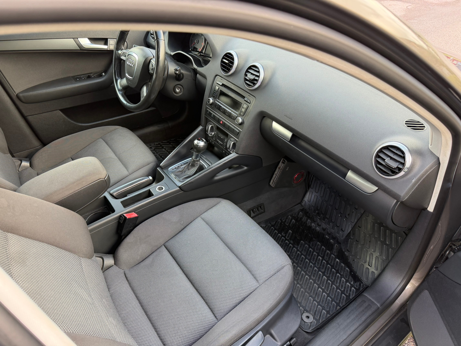 Audi A3 Sportback 1.6 TDI S Tronic 2011, bild 5/6