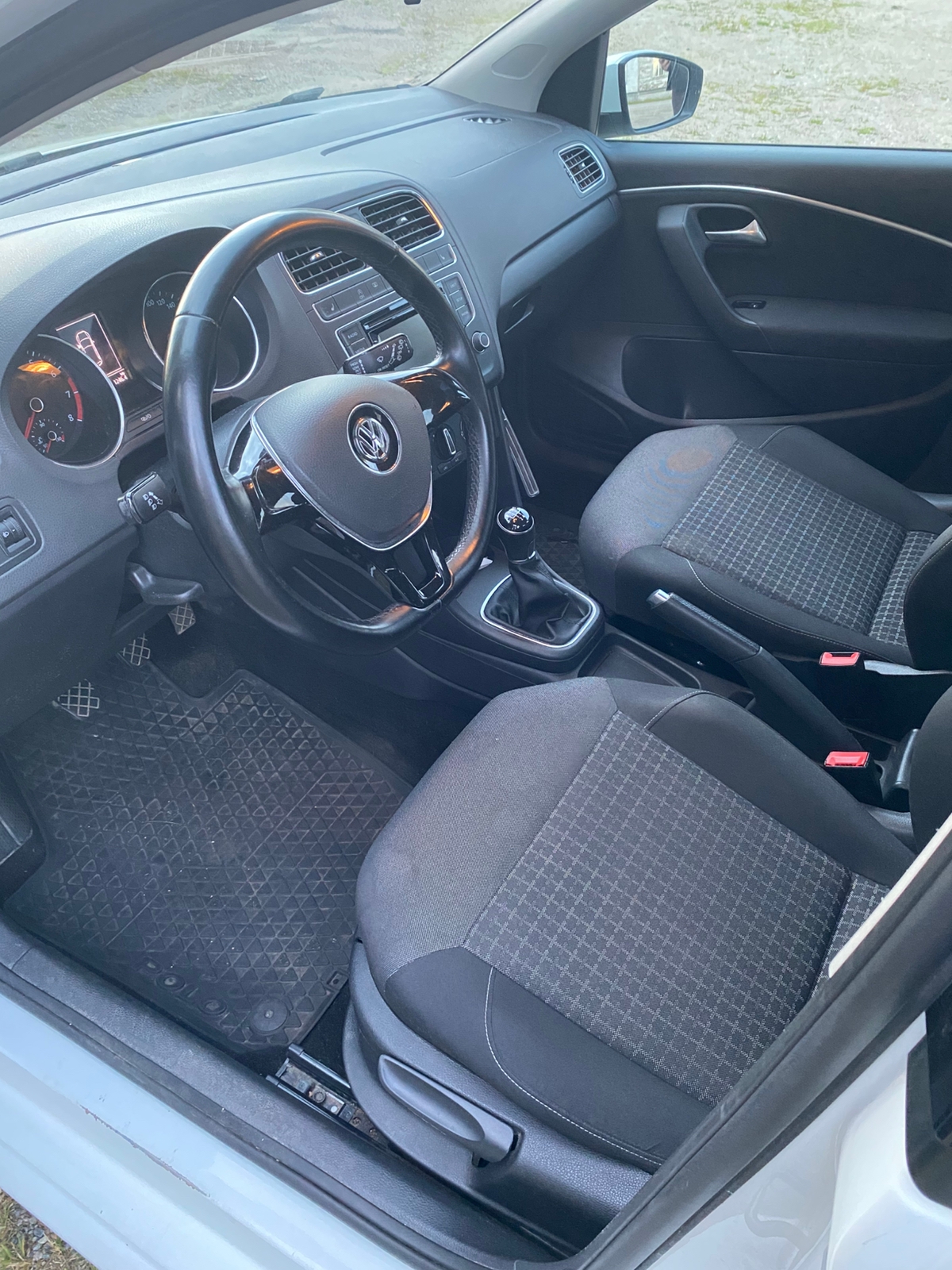 Volkswagen Polo 2016, bild 3/3