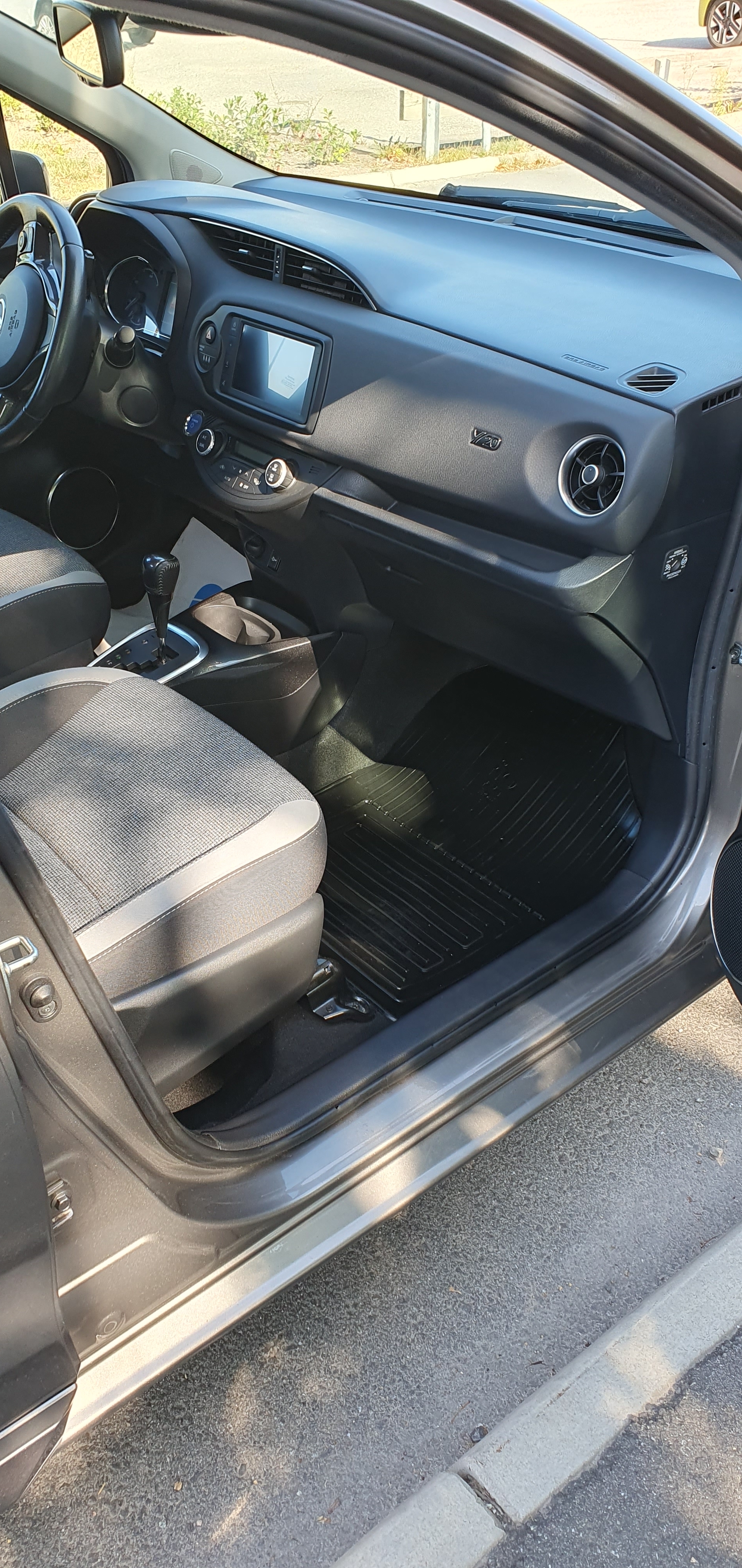 Toyota Yaris Hybrid e-CVT 2020, bild 5/6