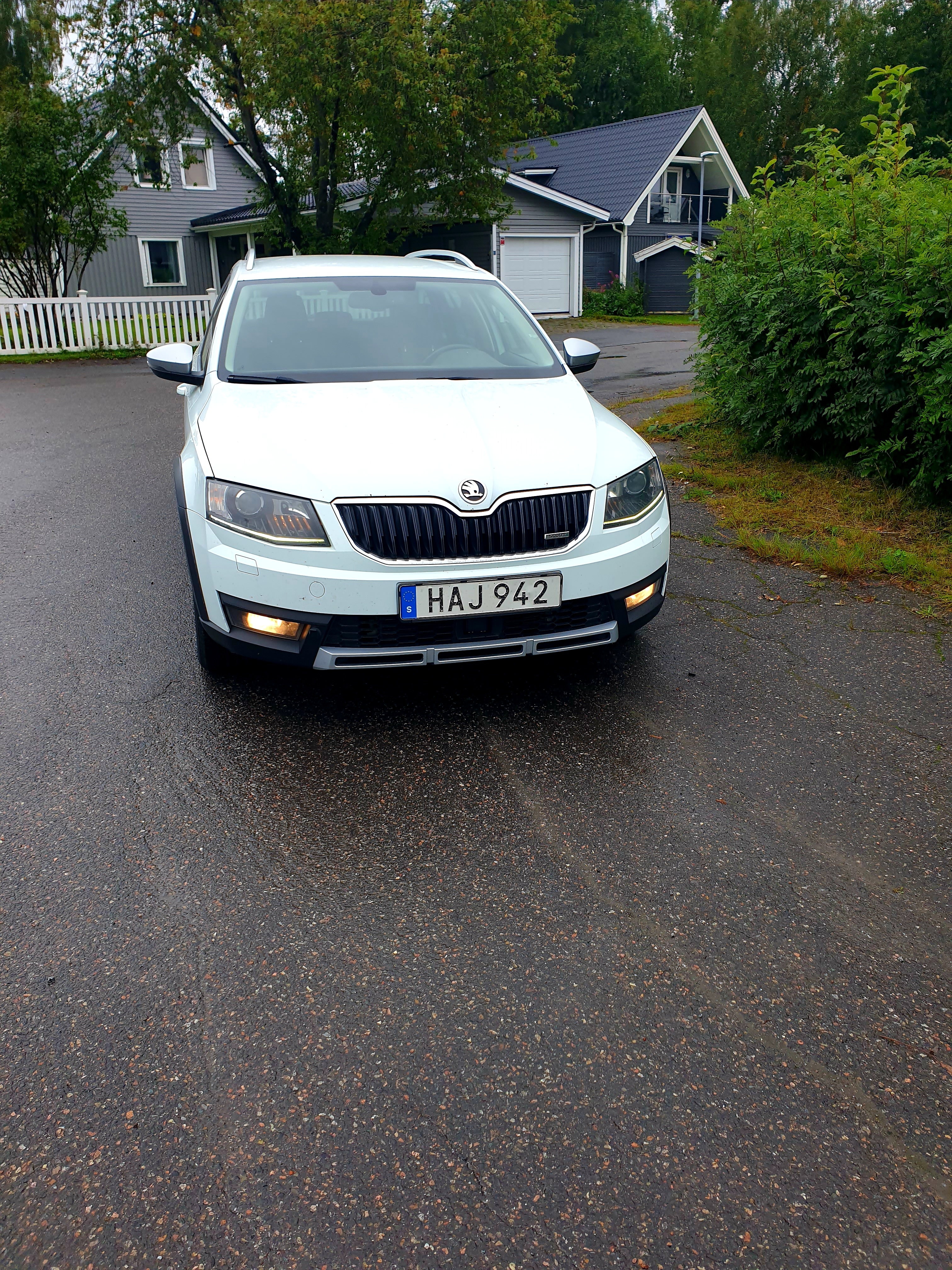 Skoda Octavia Scout 2.0 TDI 4x4 Manuell 2016, kuva 2/10