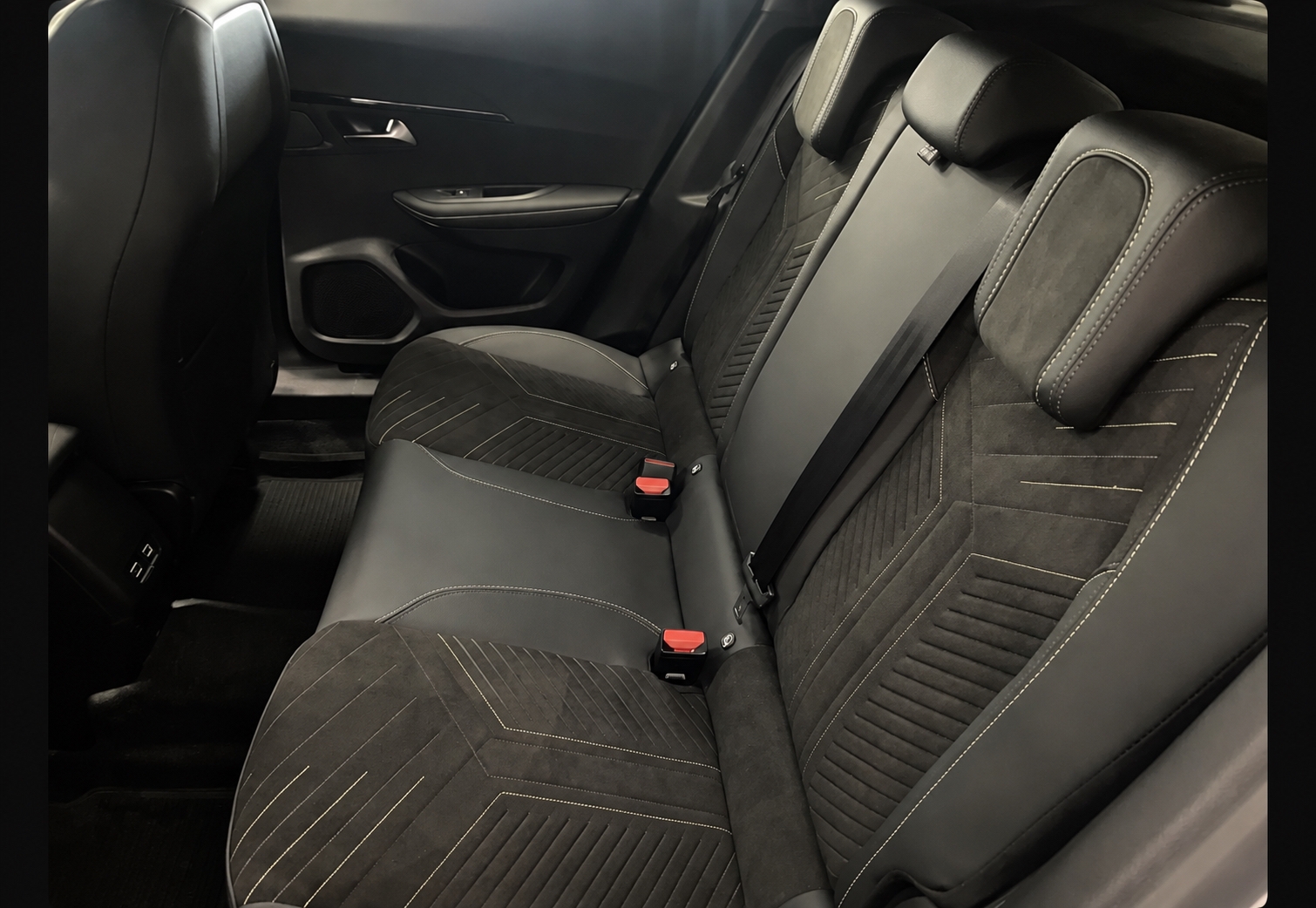 Peugeot 2008 1.2 PureTech 130 EAT 2025, bild 5/8