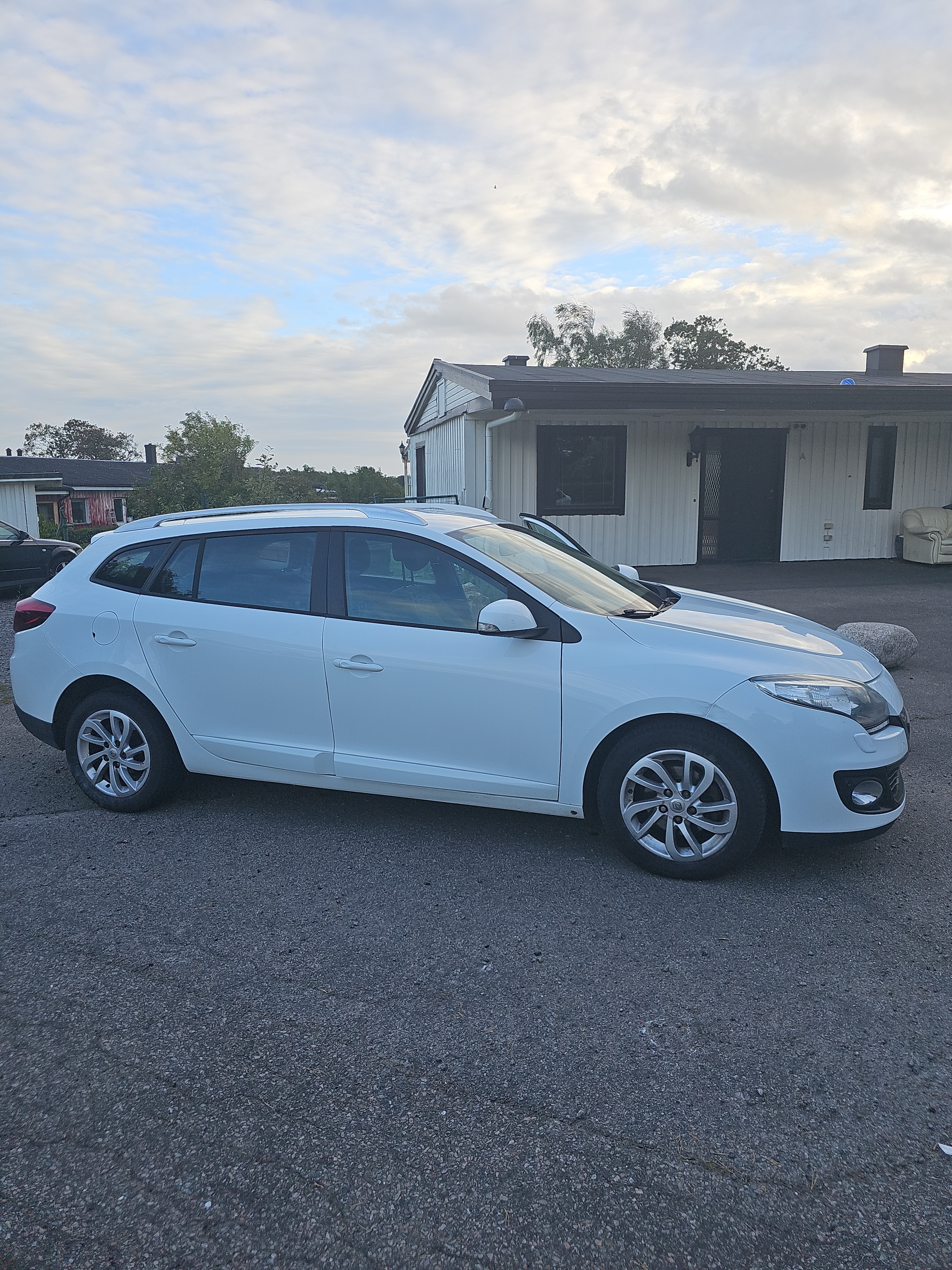 Renault Megane III Grandtour 1.5 dCi EDC 2013, kuva 2/7