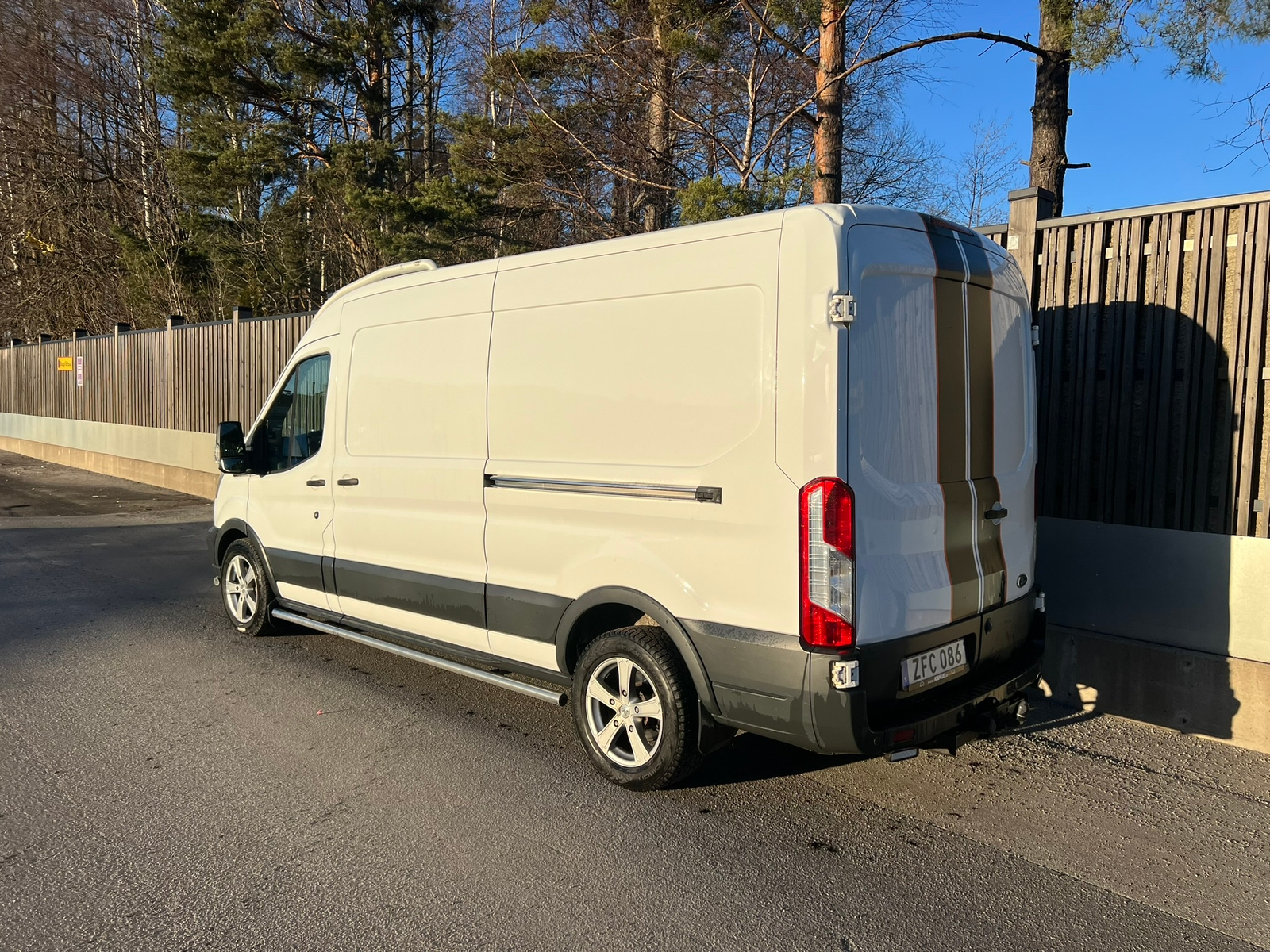 Ford Transit 350 2.0 TDCi Manuell 2018, bild 2/3