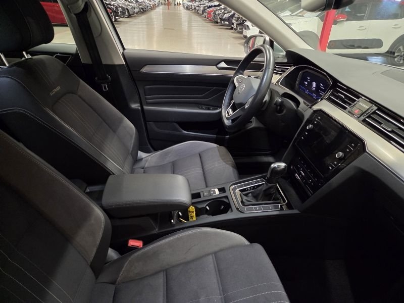 Volkswagen Passat 2022, bild 4/10