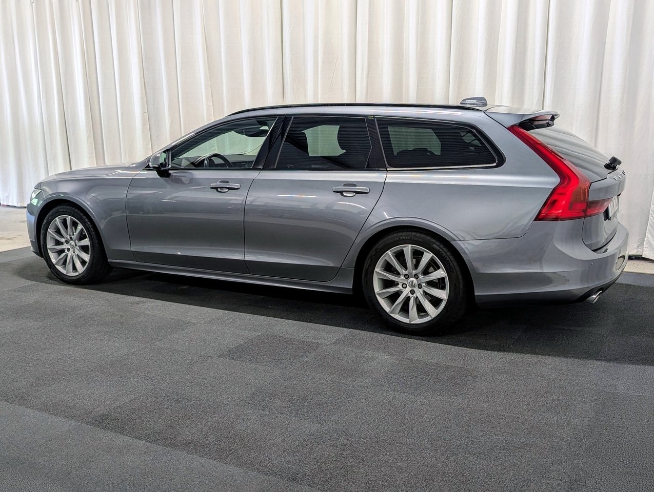Volvo V90 D4 AWD Geartronic Momentum 2019, bild 3/10
