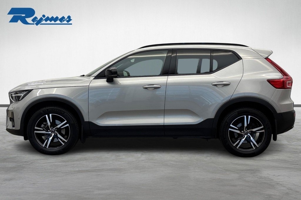 Volvo XC40 B3 FWD Bensin Plus Dark 2025, bild 2/27