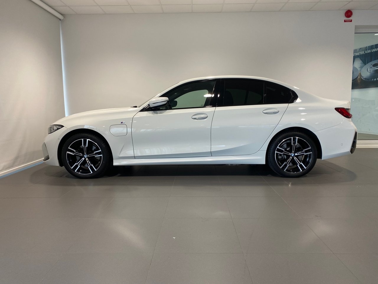 BMW 330 2025, bild 2/10