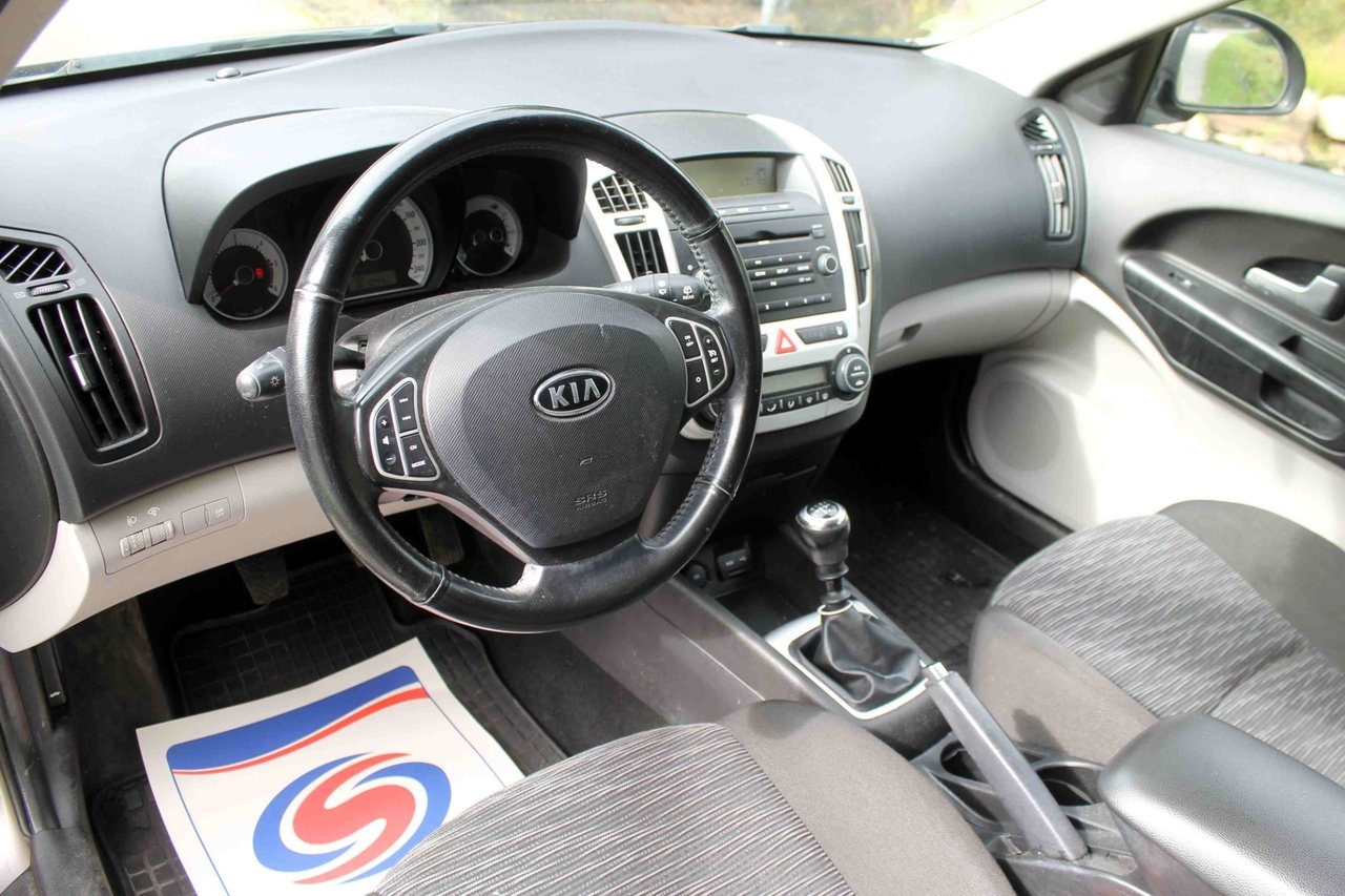 Kia Ceed cee'd_sw 1.6 CRDi EX Euro 4 2009, bild 3/4