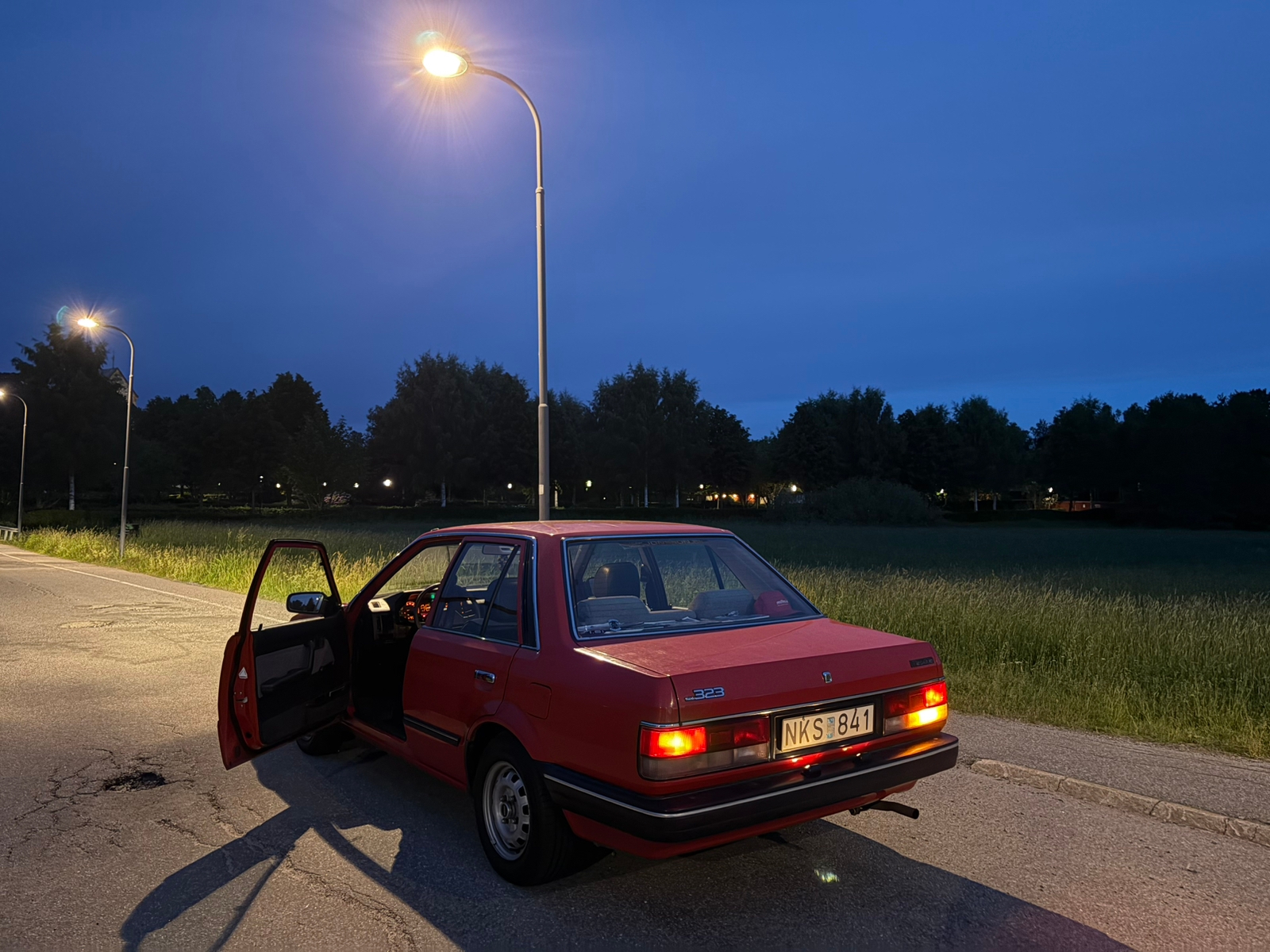 Mazda 323 Sedan 1.6 Automatisk 1988, bild 3/4