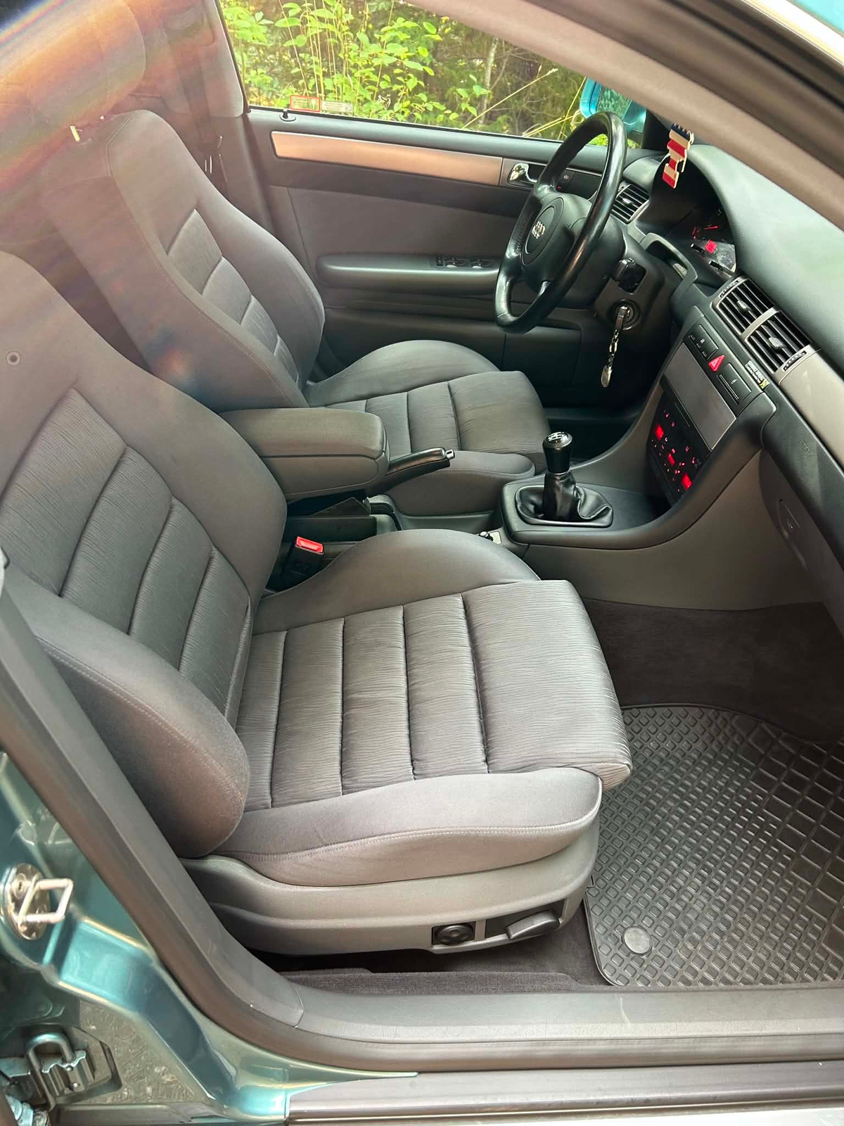 Audi A6 Sedan 2.4 Manuell 2000, bild 3/5