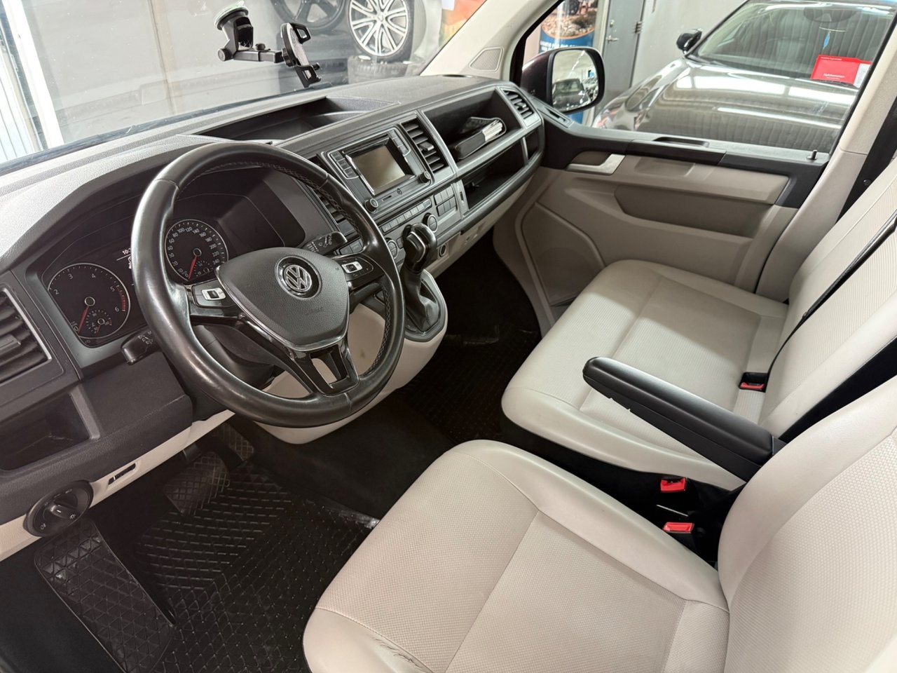 Volkswagen Caravelle 2016, photo 6/10