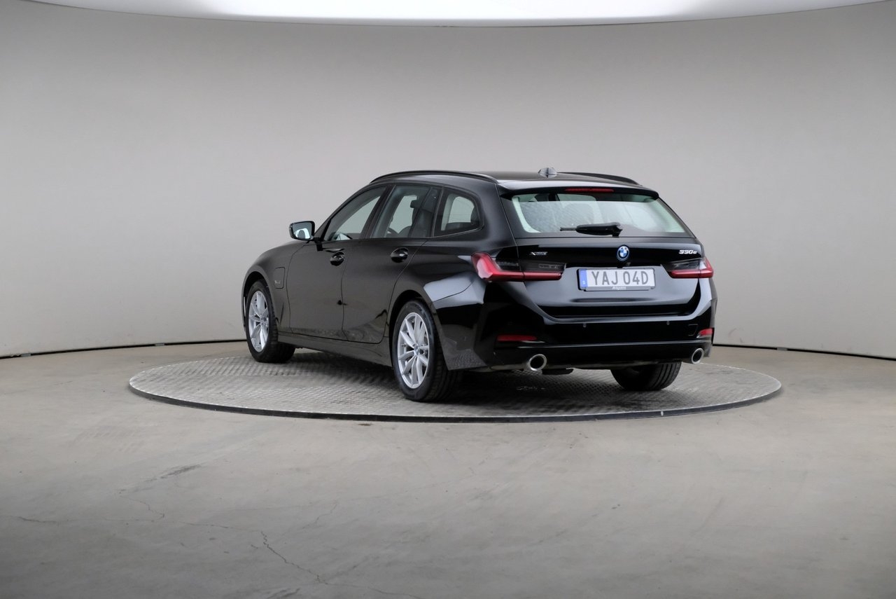 BMW 330 e 3 xDrive Touring 292hk Drag 2023, bild 2/10