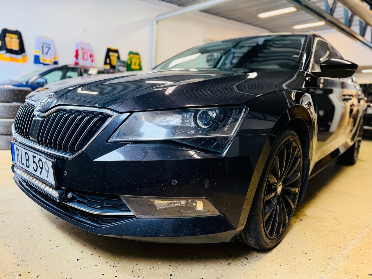 Skoda Superb 2018, bild 2/10