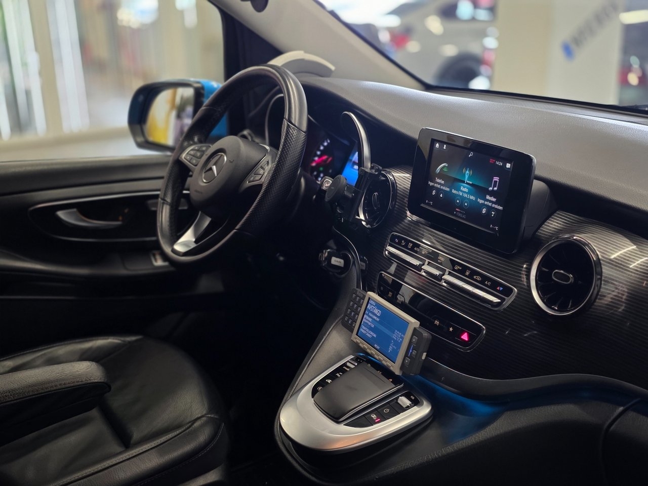Mercedes-Benz V 2023, photo 6/10