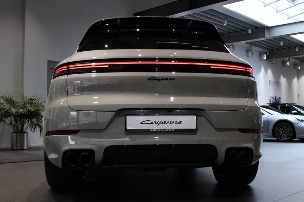 Porsche Cayenne E-HYBRID BLACK EDITION 2026, photo 5/10