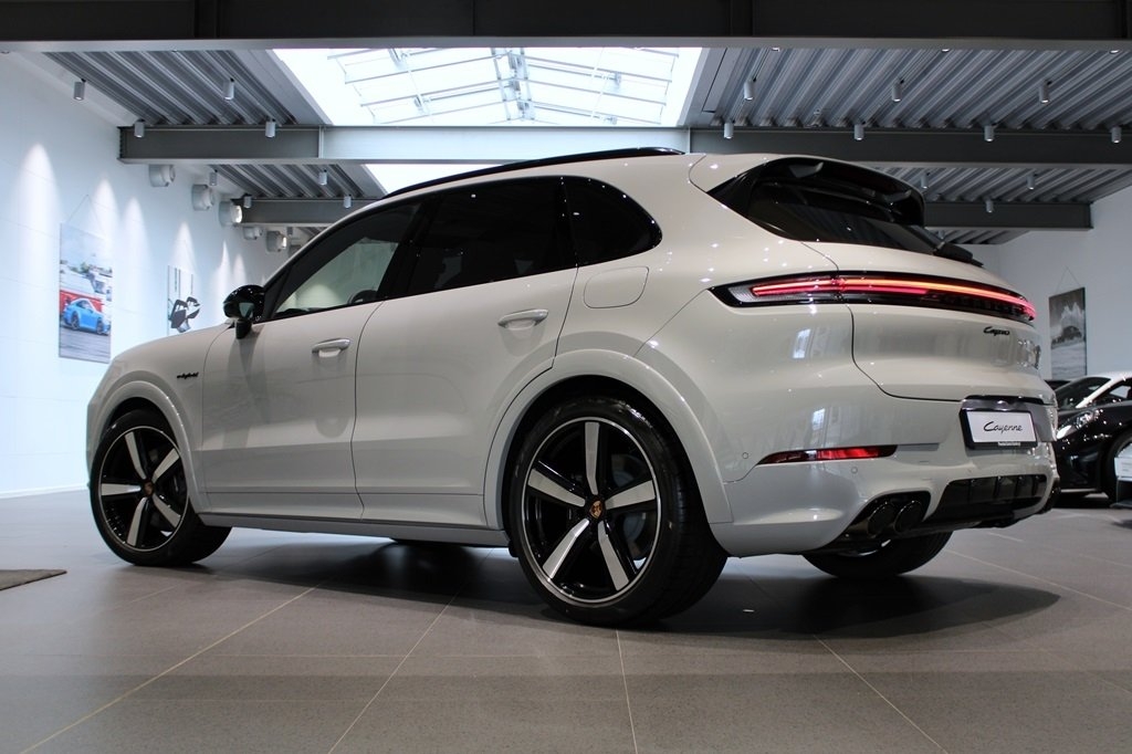 Porsche Cayenne E-HYBRID BLACK EDITION 2026, photo 2/10