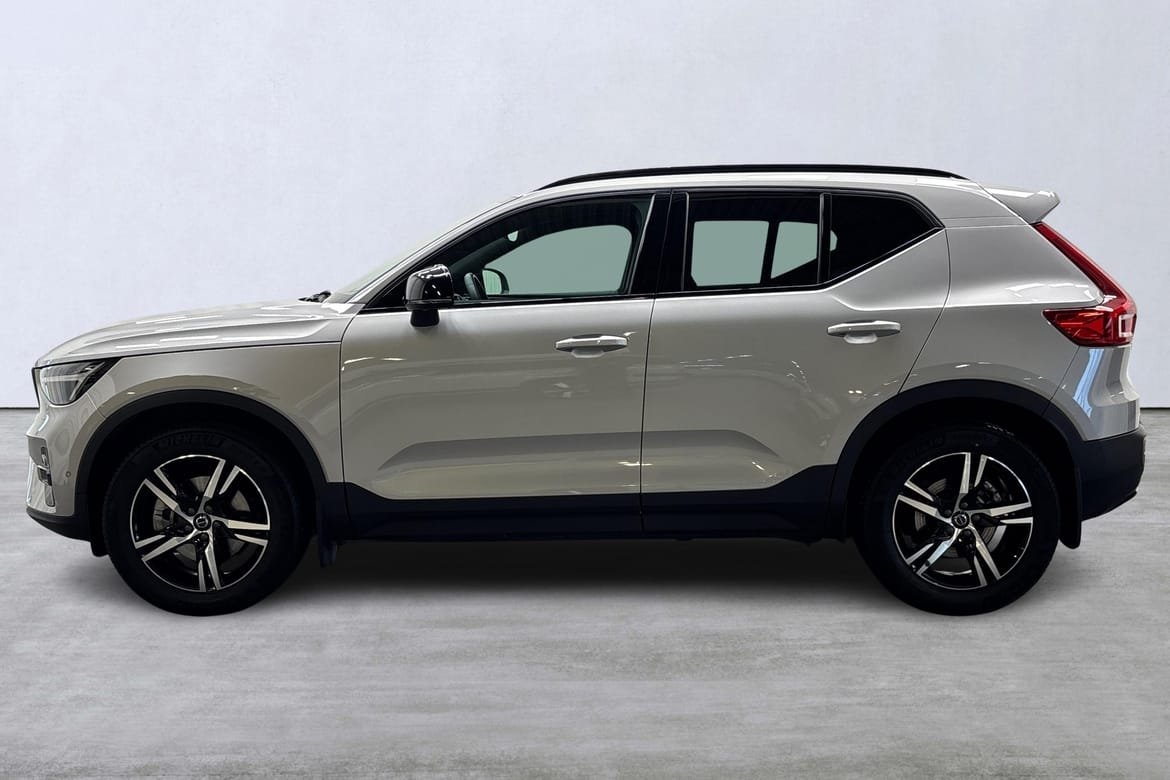 Volvo XC40 B3 FWD Bensin Plus Dark 2025, bild 2/10