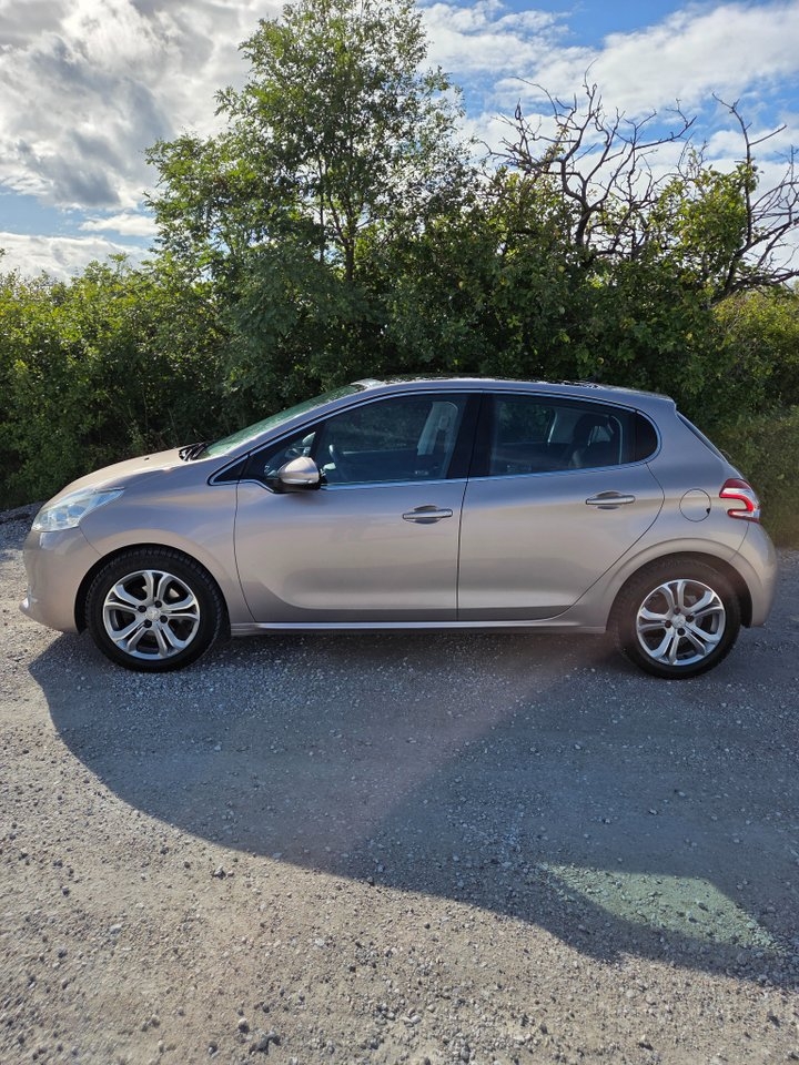 Peugeot 208 5-dörrar 1.2 VTi 2012, bild 2/9