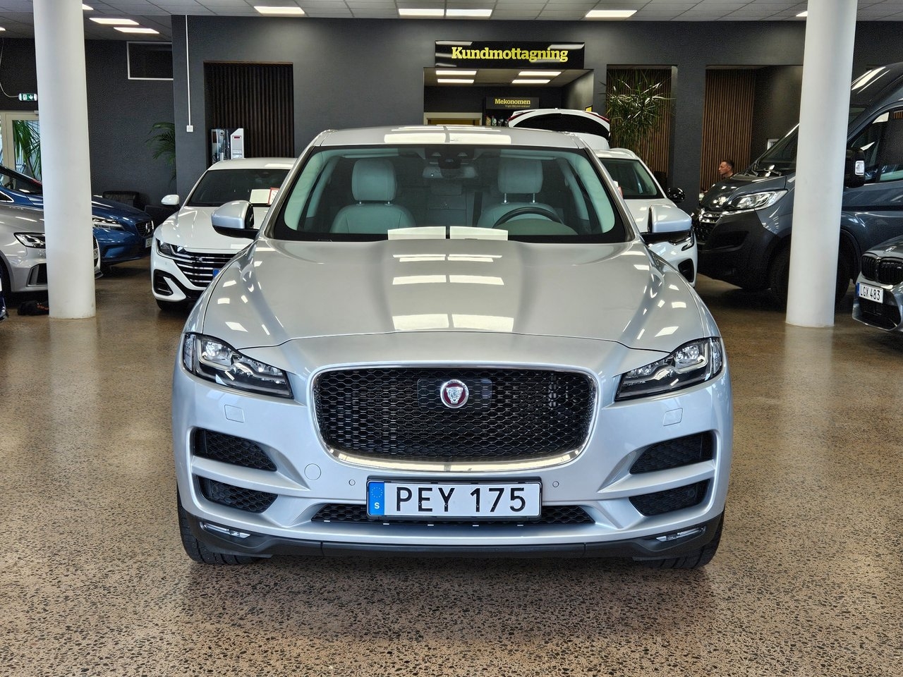 Jaguar F-Pace 30d AWD 300hk Portfolio 2017, bild 2/10