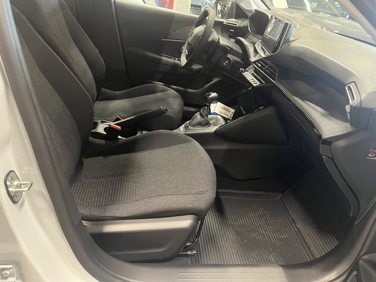 Peugeot 208 1.2 PureTech 100 2026, bild 2/4