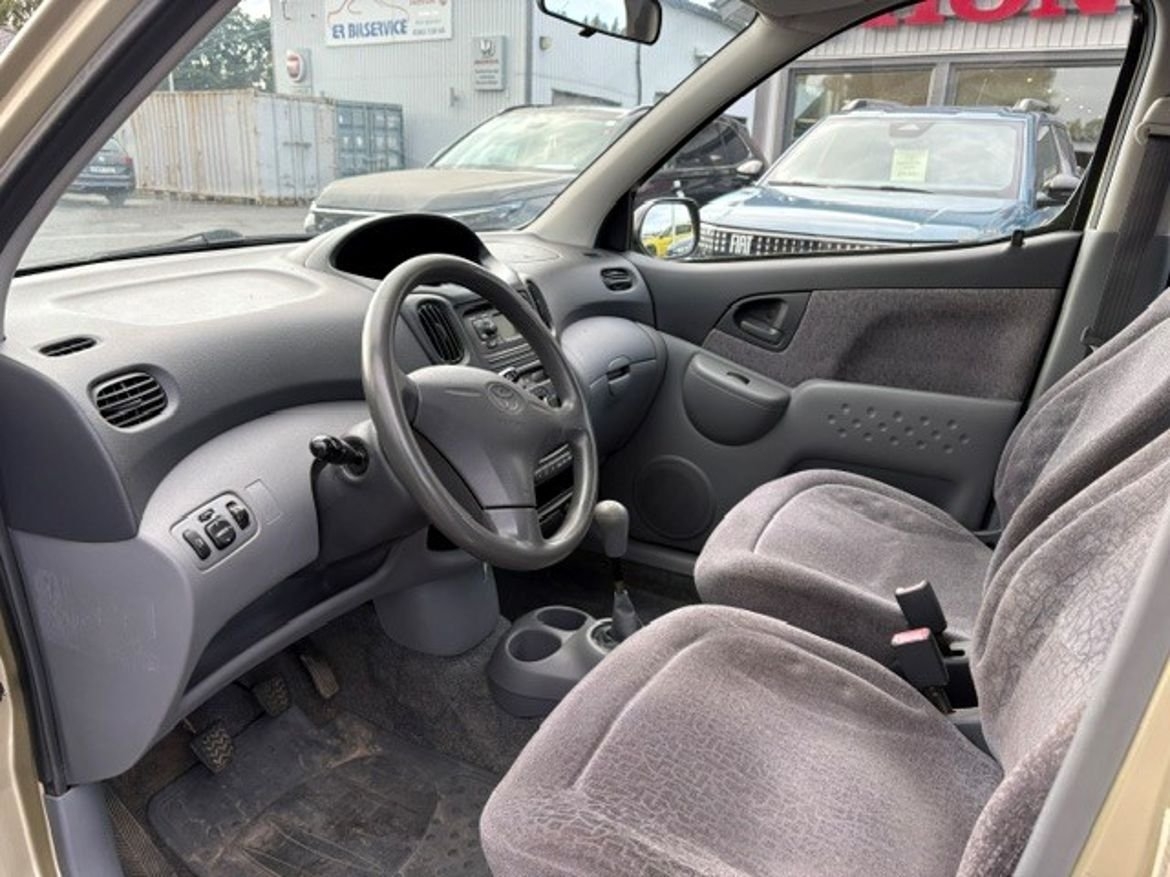 Toyota Yaris Verso 1999, photo 6/7