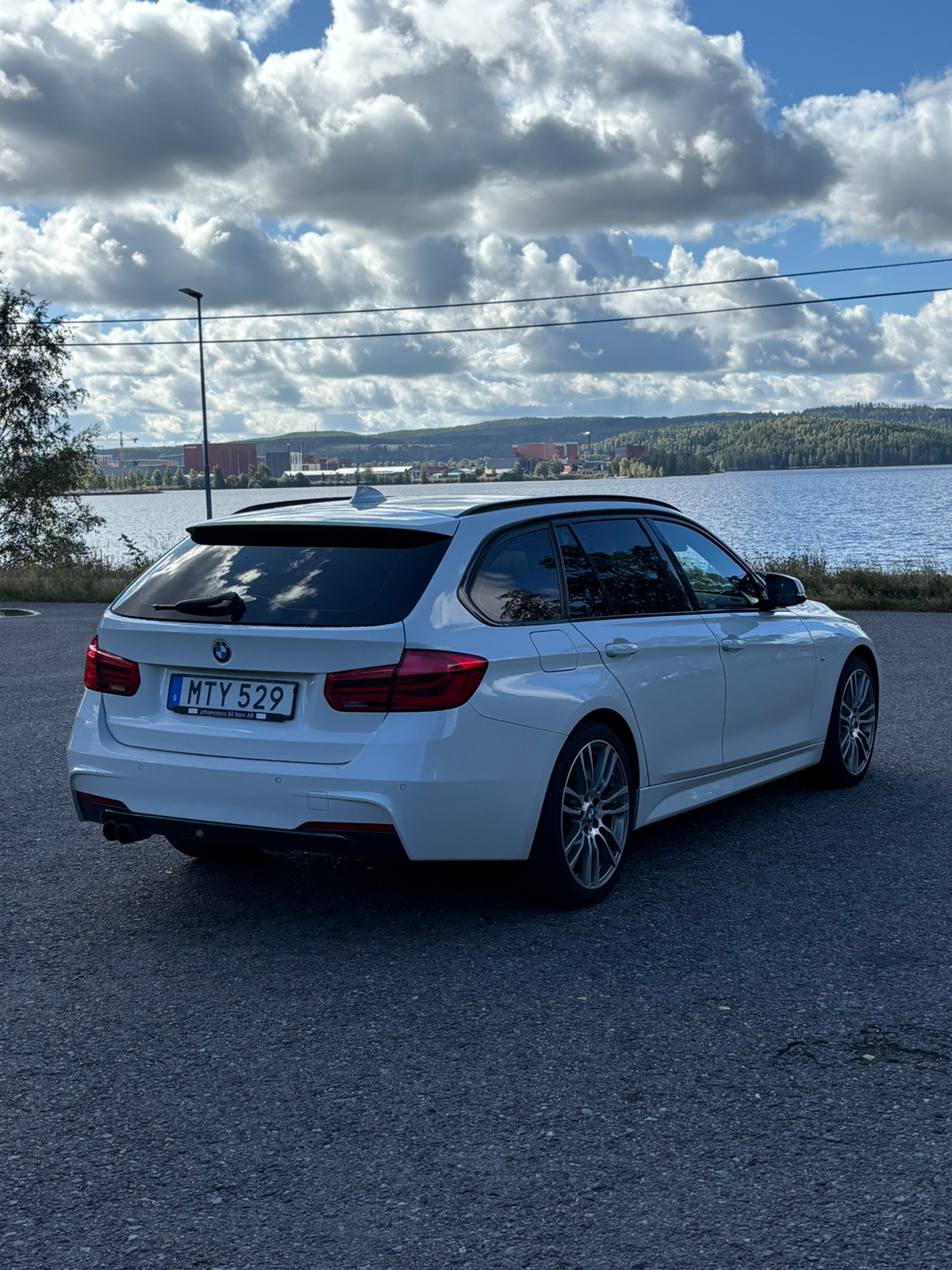 BMW 330 i xDrive Touring Steptronic 2017, bild 2/5