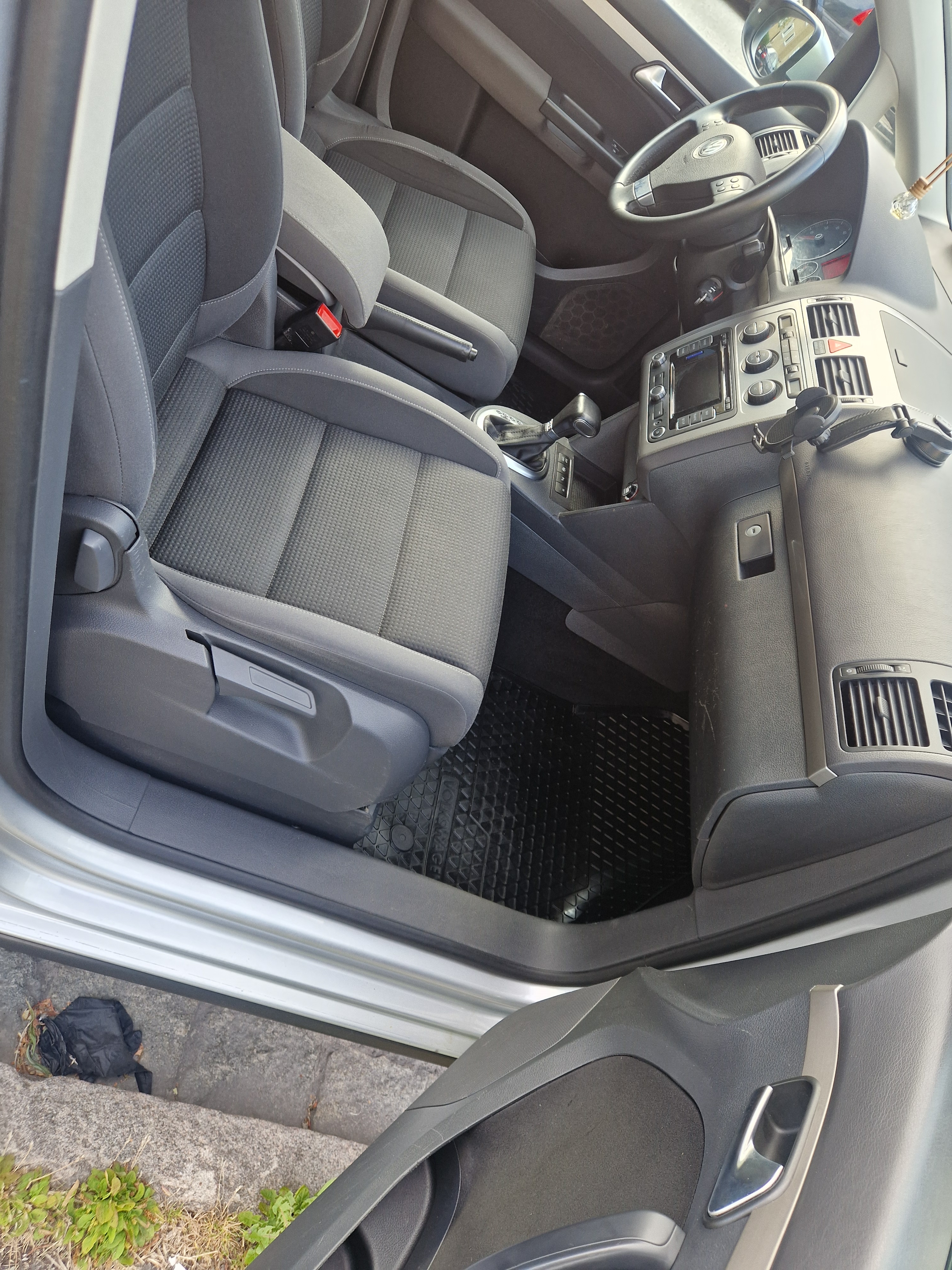 Volkswagen Touran 2010, bild 6/9