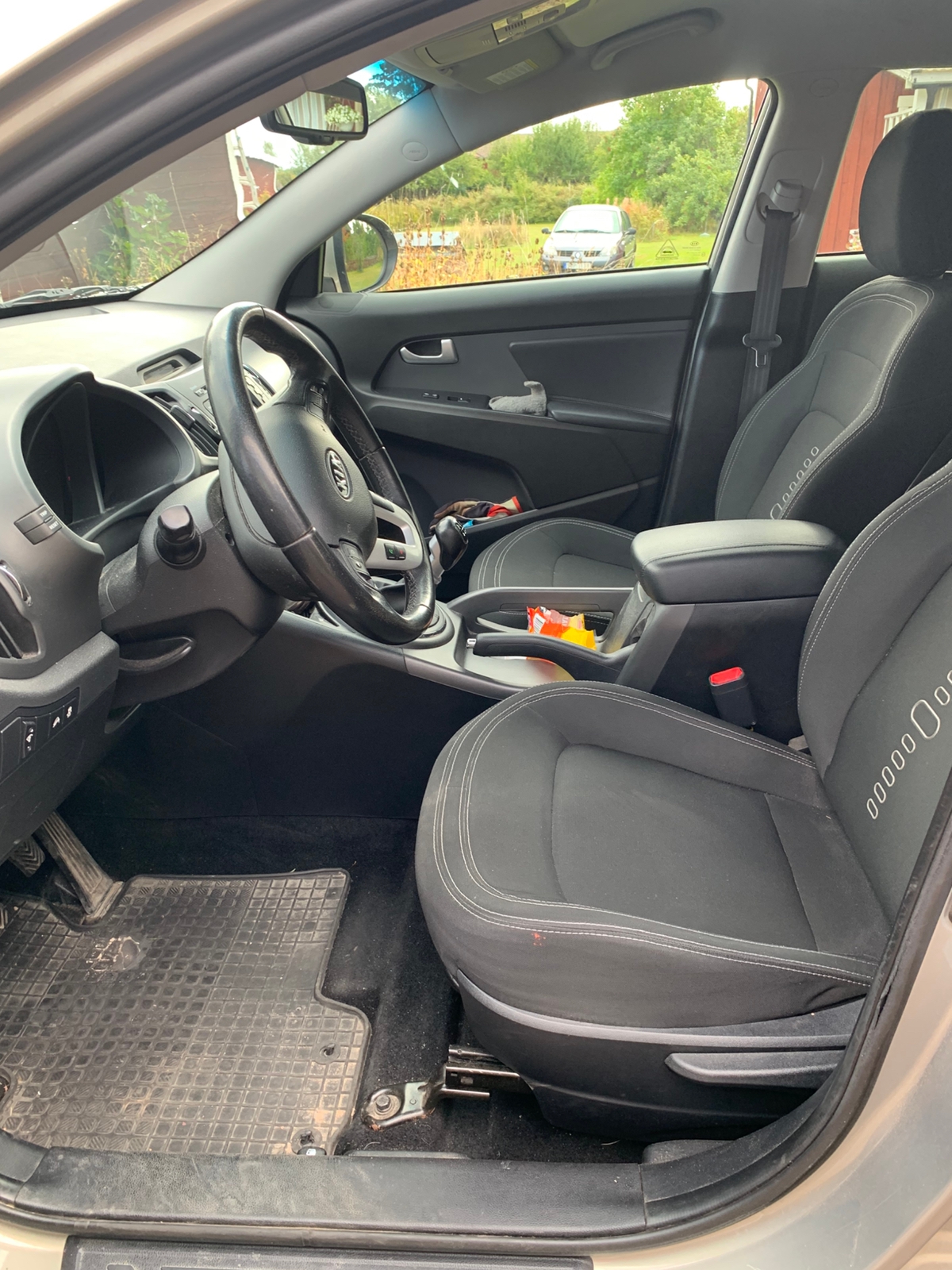 Kia Sportage 1.7 CRDi Manuell 2012, bild 2/10