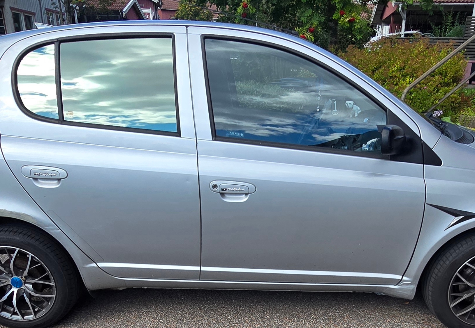 Toyota Yaris 5-dörrar 1.3 VVT-i Manuell 2003, bild 2/9