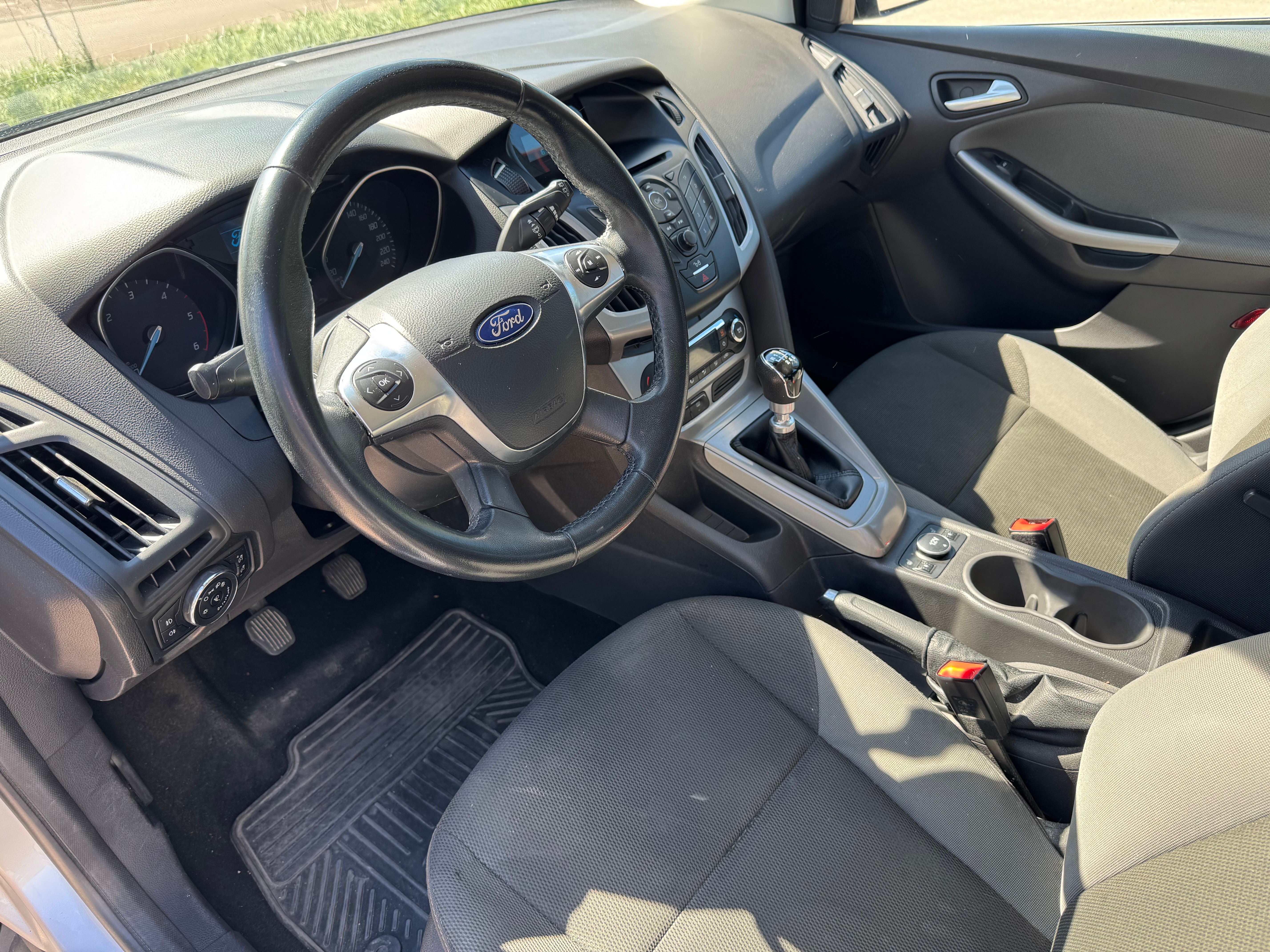 Ford Focus Kombi 1.6 TDCi Manuell 2013, bild 4/8