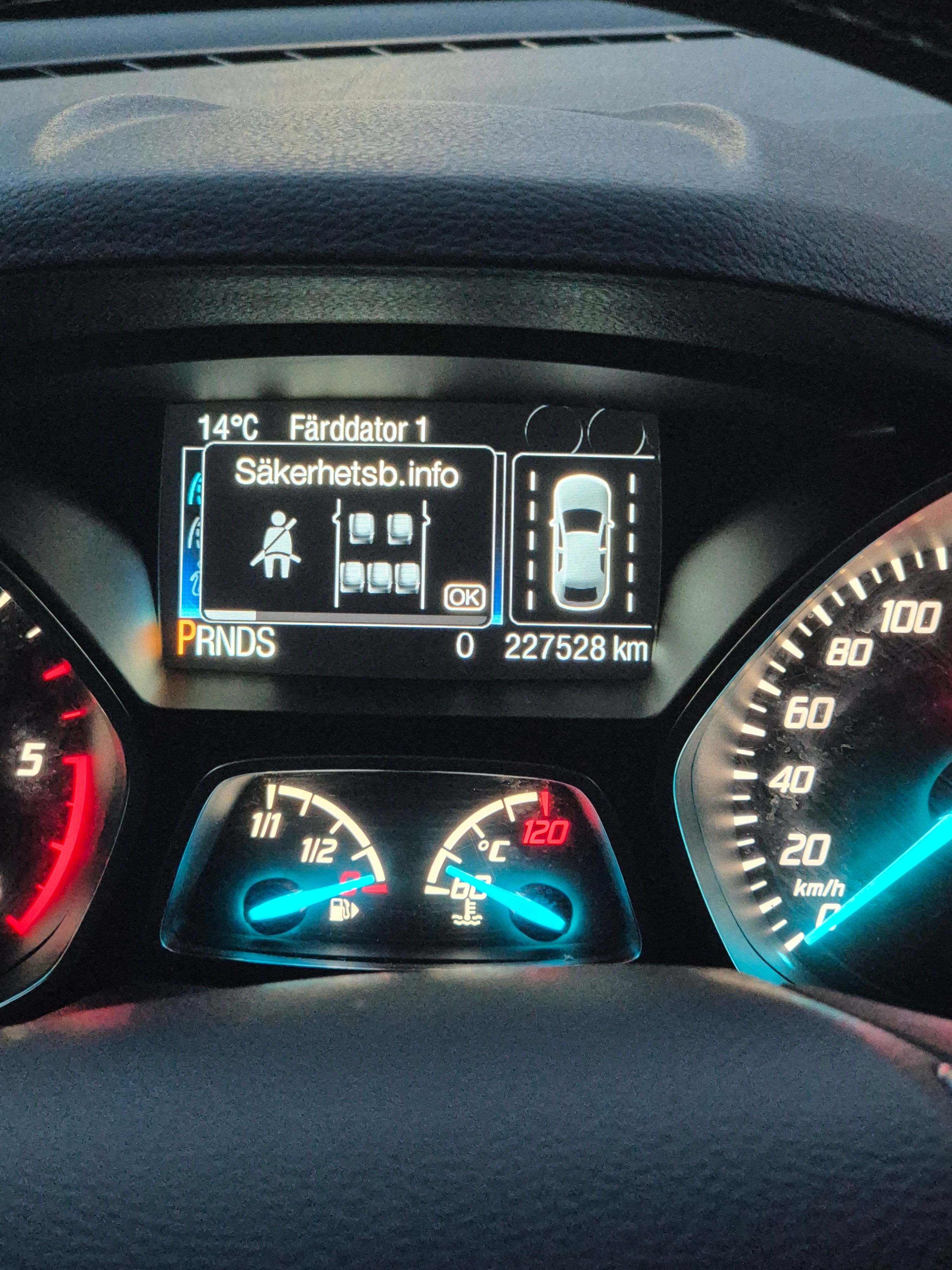 Ford Kuga 2.0 TDCi AWD Powershift 2016, bild 3/10