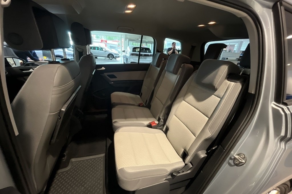 Volkswagen Touran 2025, photo 6/8