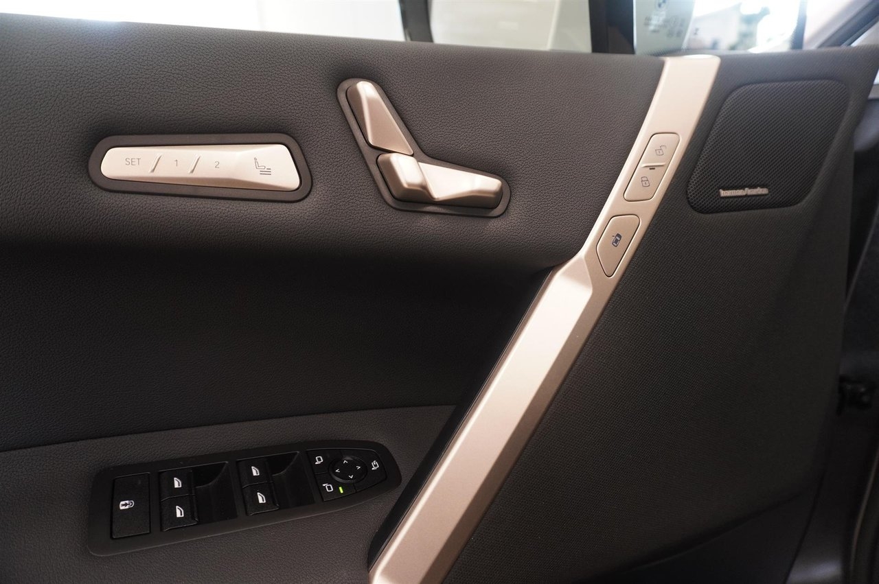 BMW iX xDrive60 Charged 2025, bild 4/10