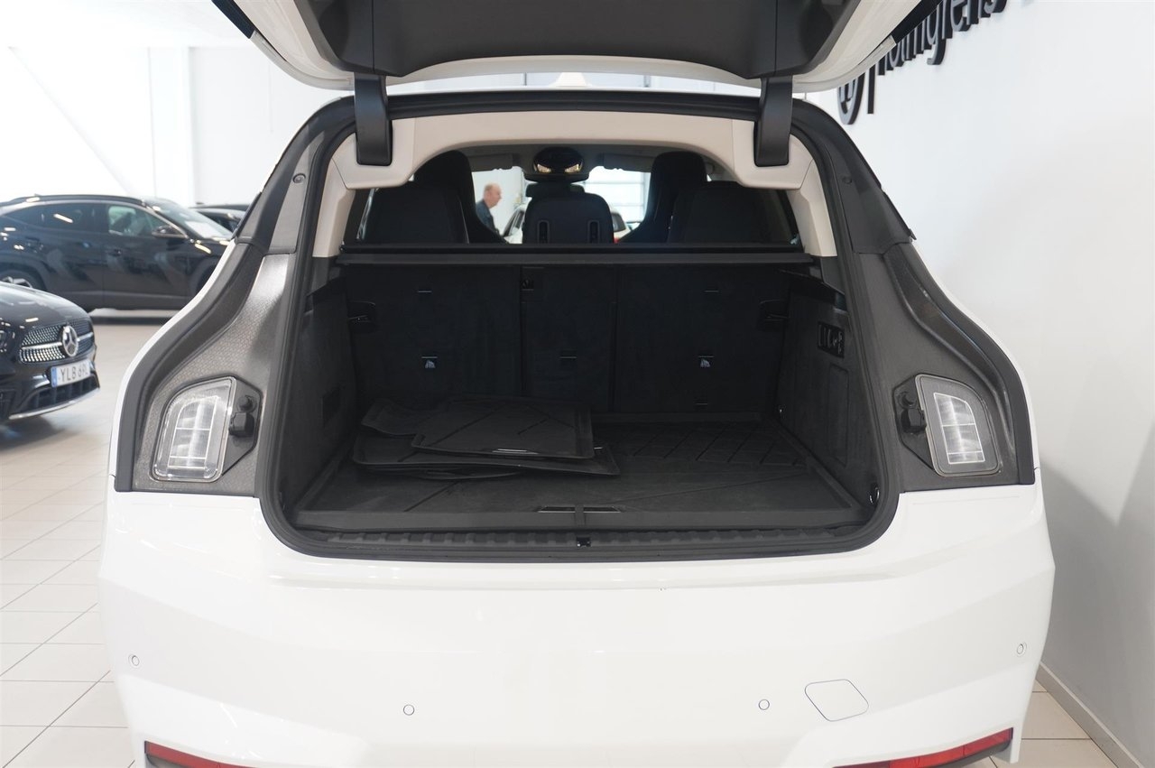 BMW iX xDrive60 Charged 2025, bild 7/10