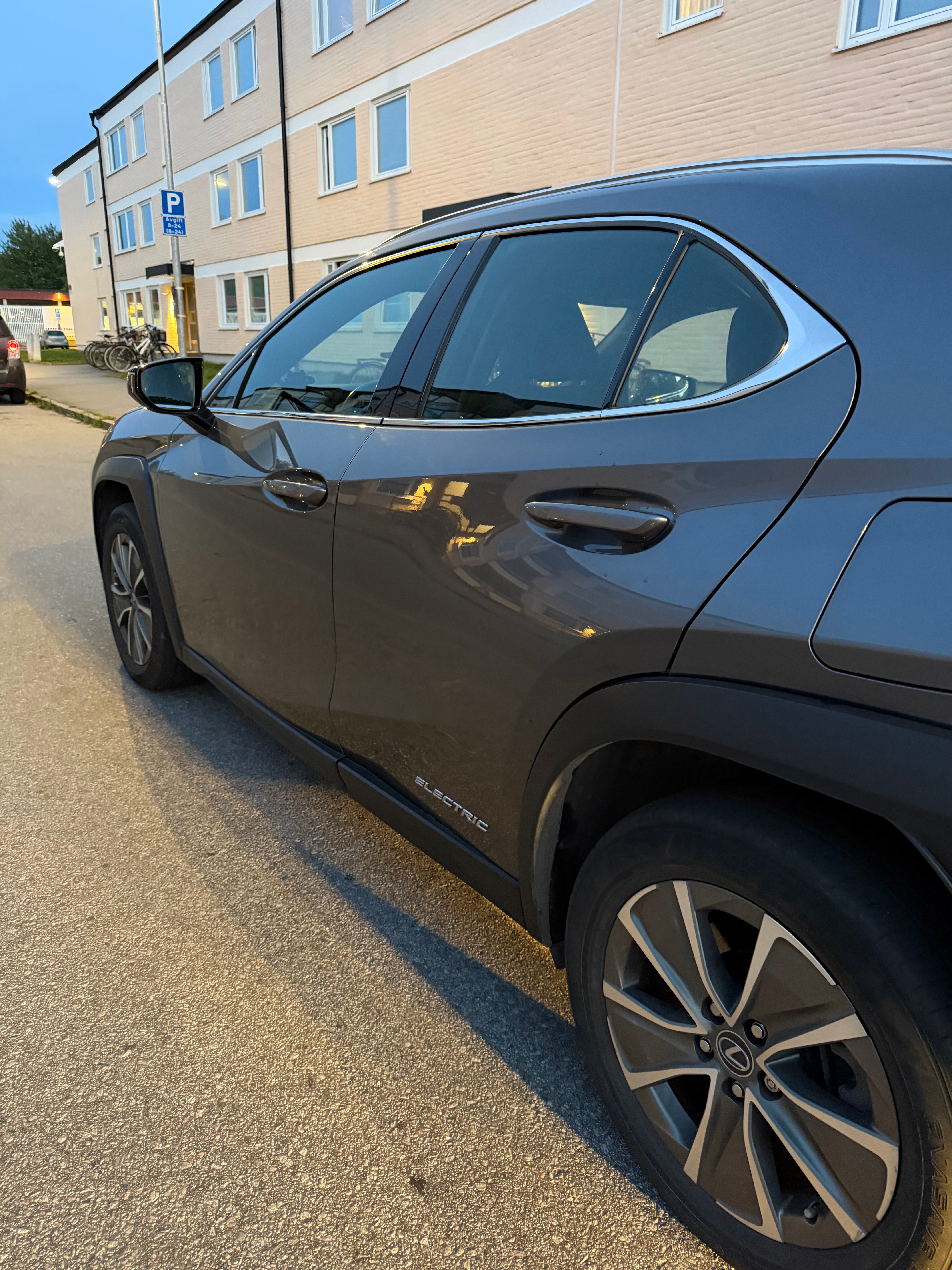 Lexus UX 300e 2021, bild 3/10