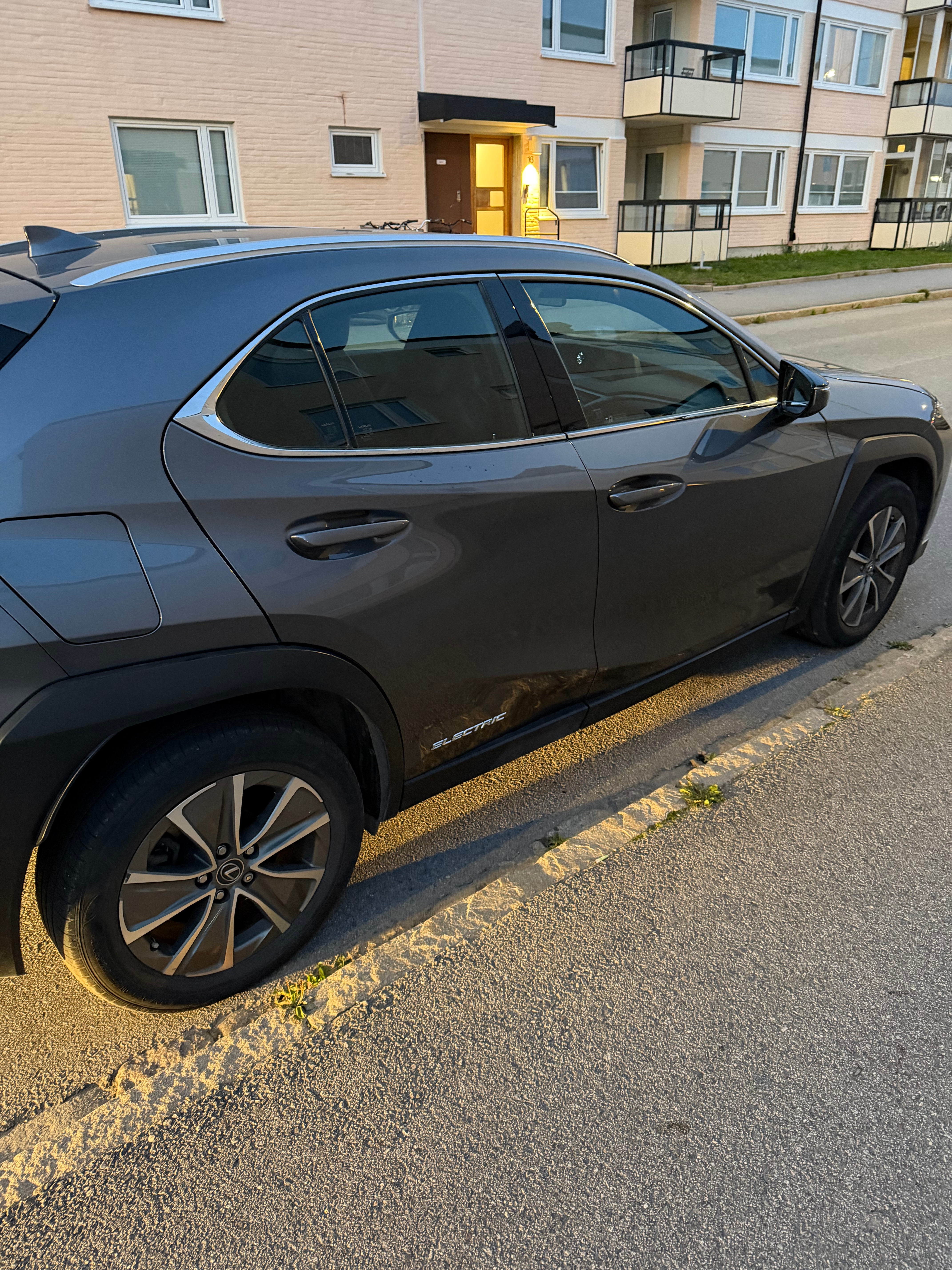 Lexus UX 300e 2021, bild 4/10