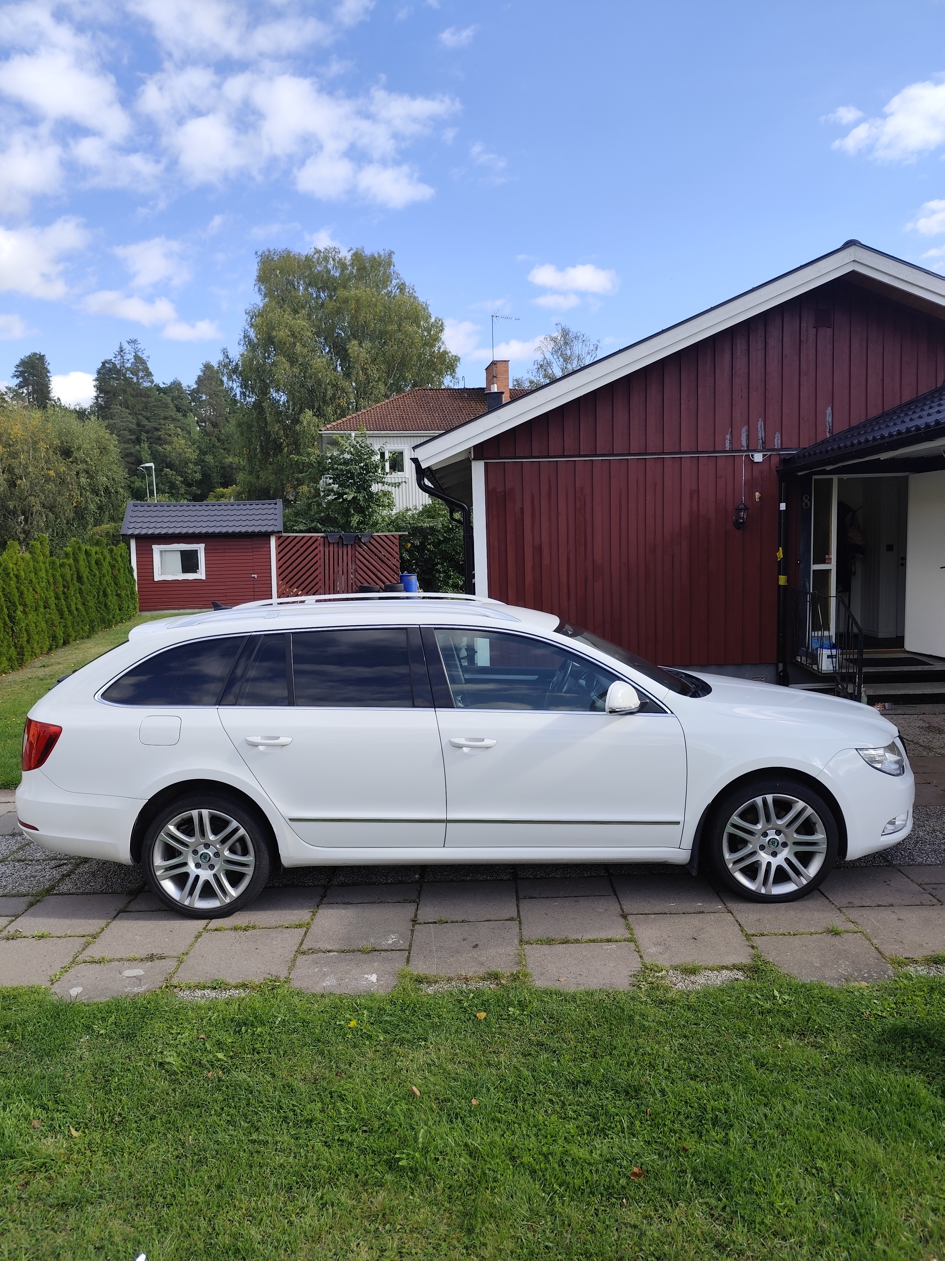 Skoda Superb 2013, bild 2/10