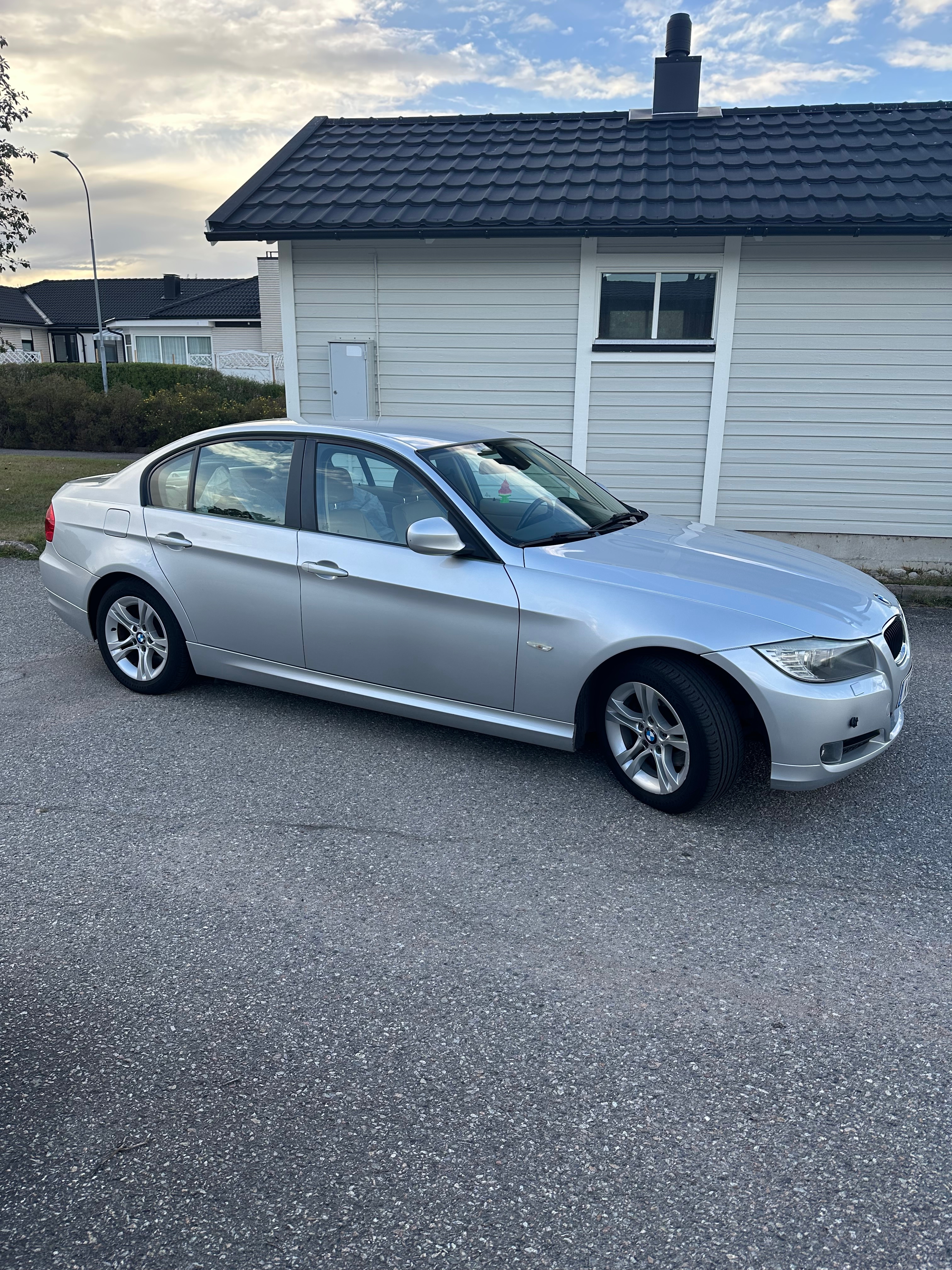 BMW 320 i Sedan Automatisk 2011, kuva 2/7