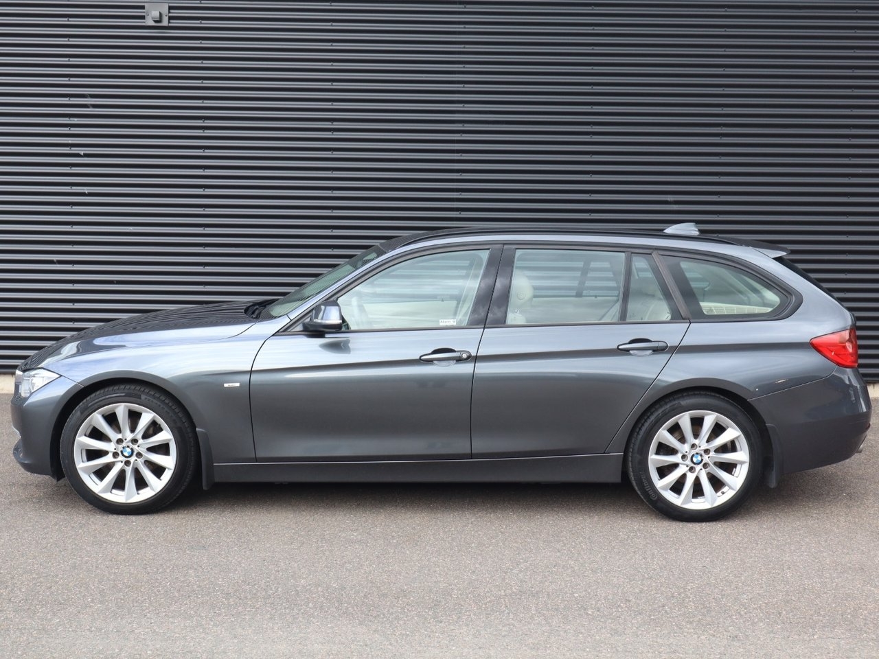 BMW 320 d Touring Euro 5 2013, photo 2/10
